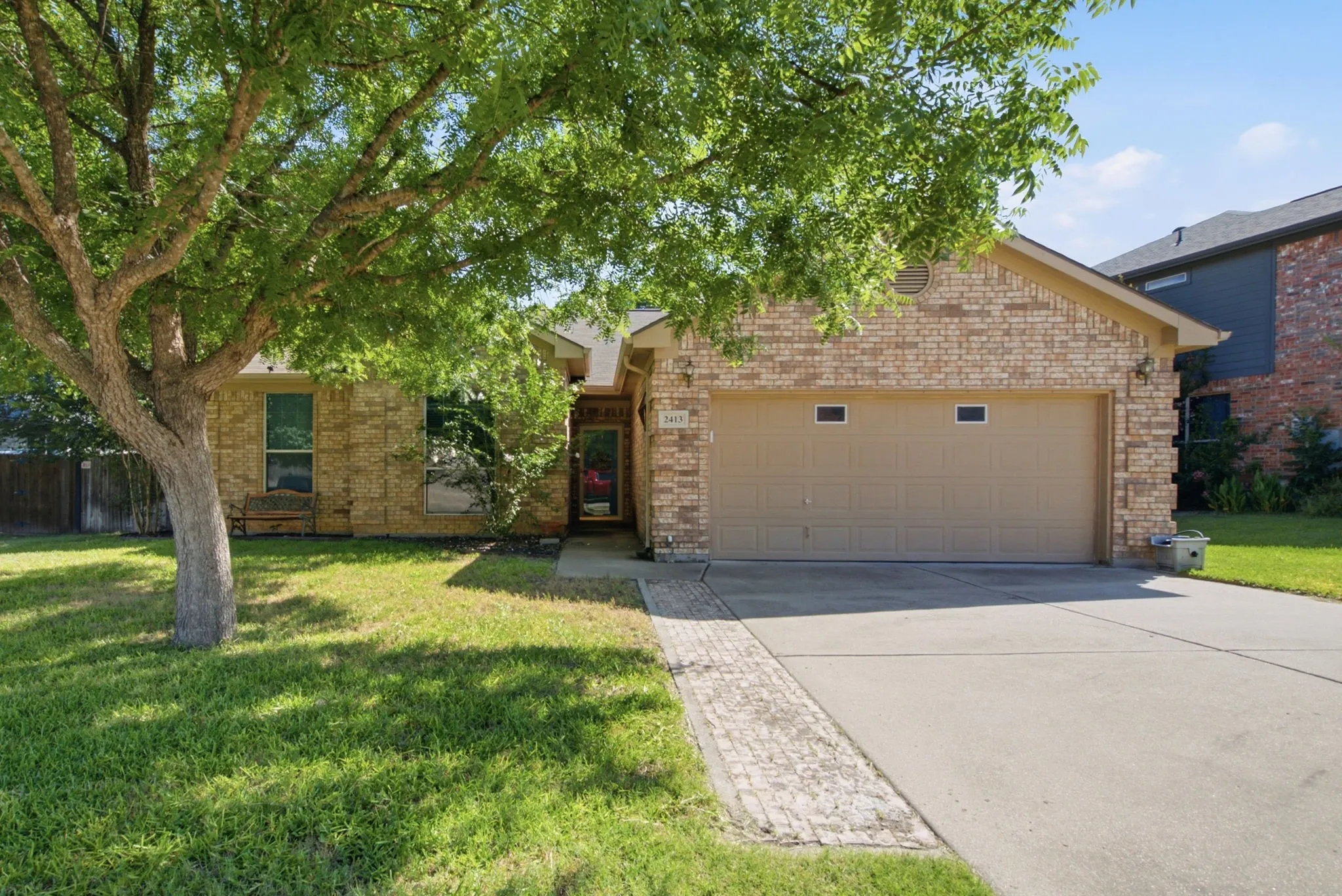 Single Family Residence For Sale in Parker County , 2413 Scotts Meadow Court, Weatherford, Texas 76087, 3 Bedroom, 2 Bathroom, 2 Garage spaces, 1,734 Sqft, built in 2005, mls#21324181, Real Estate Agent in Weatherford, Homes For Sale in Parker county, Homes For Sale in Weatherford, Realtor in Weatherford Texas, Real Estate Brokerage Independent Realty Texas, Luminita Cordes Realtor