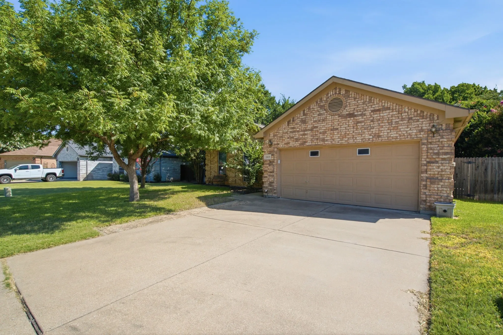 Single Family Residence For Sale in Parker County , 2413 Scotts Meadow Court, Weatherford, Texas 76087, 3 Bedroom, 2 Bathroom, 2 Garage spaces, 1,734 Sqft, built in 2005, mls#21324181, Real Estate Agent in Weatherford, Homes For Sale in Parker county, Homes For Sale in Weatherford, Realtor in Weatherford Texas, Real Estate Brokerage Independent Realty Texas, Luminita Cordes Realtor