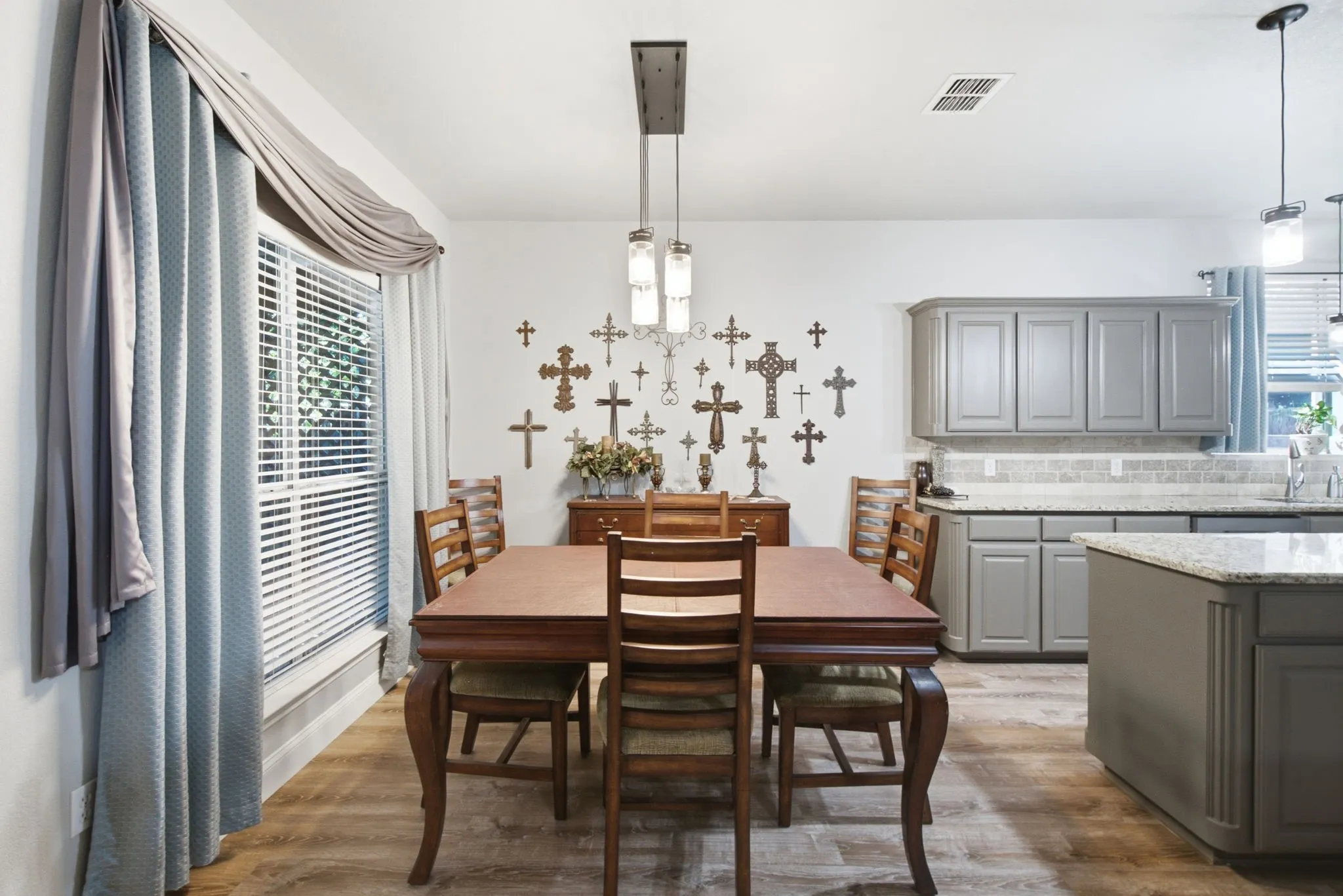 Single Family Residence For Sale in Parker County , 2413 Scotts Meadow Court, Weatherford, Texas 76087, 3 Bedroom, 2 Bathroom, 2 Garage spaces, 1,734 Sqft, built in 2005, mls#21324181, Real Estate Agent in Weatherford, Homes For Sale in Parker county, Homes For Sale in Weatherford, Realtor in Weatherford Texas, Real Estate Brokerage Independent Realty Texas, Luminita Cordes Realtor
