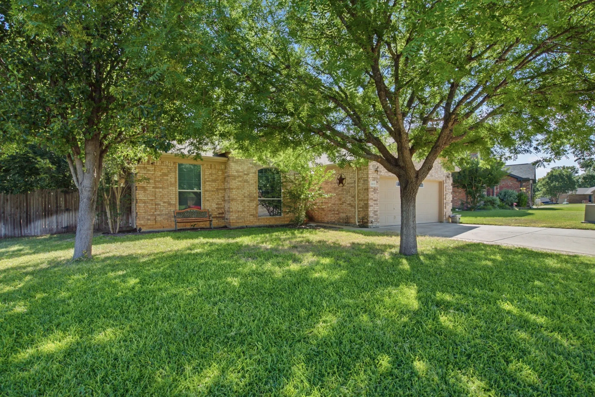 Single Family Residence For Sale in Parker County , 2413 Scotts Meadow Court, Weatherford, Texas 76087, 3 Bedroom, 2 Bathroom, 2 Garage spaces, 1,734 Sqft, built in 2005, mls#21324181, Real Estate Agent in Weatherford, Homes For Sale in Parker county, Homes For Sale in Weatherford, Realtor in Weatherford Texas, Real Estate Brokerage Independent Realty Texas, Luminita Cordes Realtor