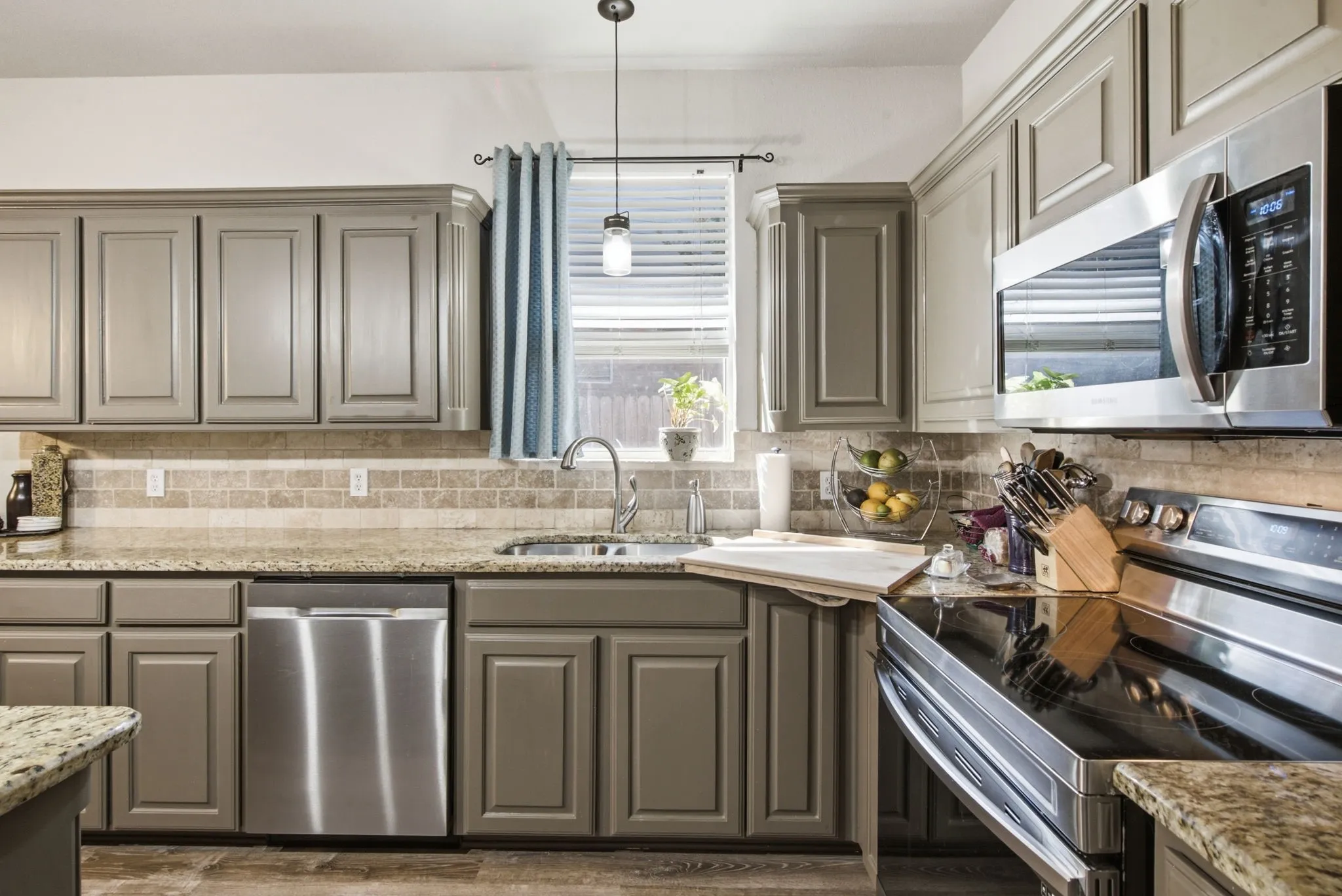 Single Family Residence For Sale in Parker County , 2413 Scotts Meadow Court, Weatherford, Texas 76087, 3 Bedroom, 2 Bathroom, 2 Garage spaces, 1,734 Sqft, built in 2005, mls#21324181, Real Estate Agent in Weatherford, Homes For Sale in Parker county, Homes For Sale in Weatherford, Realtor in Weatherford Texas, Real Estate Brokerage Independent Realty Texas, Luminita Cordes Realtor