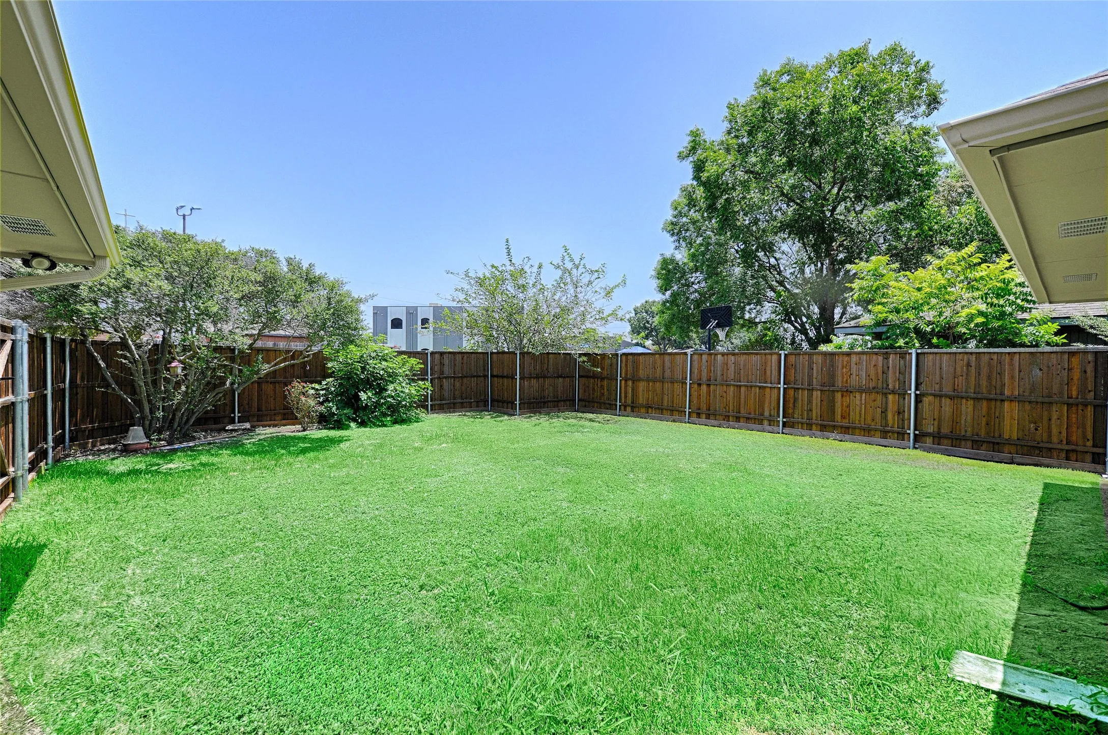 Single Family Residence For Sale in Denton County , 1610 Belltower Court, Lewisville, Texas 75067, 3 Bedroom, 2 Bathroom, 2 Garage spaces, 1,916 Sqft, built in 1987, mls#21318142, Real Estate Agent in Lewisville, Homes For Sale in Denton county, Homes For Sale in Lewisville, Realtor in Lewisville Texas, Real Estate Brokerage Independent Realty Texas, Luminita Cordes Realtor