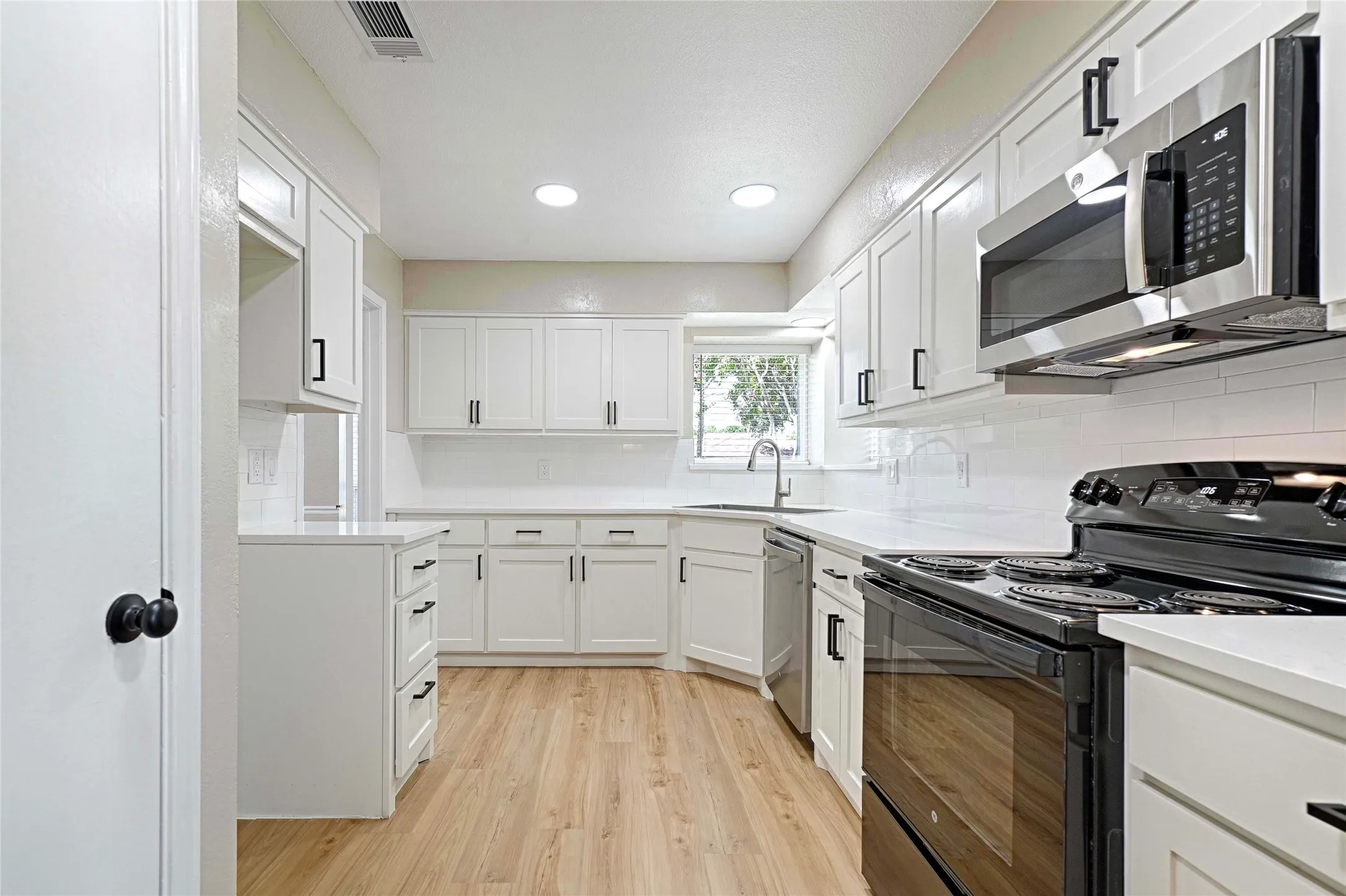 Single Family Residence For Sale in Denton County , 1610 Belltower Court, Lewisville, Texas 75067, 3 Bedroom, 2 Bathroom, 2 Garage spaces, 1,916 Sqft, built in 1987, mls#21318142, Real Estate Agent in Lewisville, Homes For Sale in Denton county, Homes For Sale in Lewisville, Realtor in Lewisville Texas, Real Estate Brokerage Independent Realty Texas, Luminita Cordes Realtor