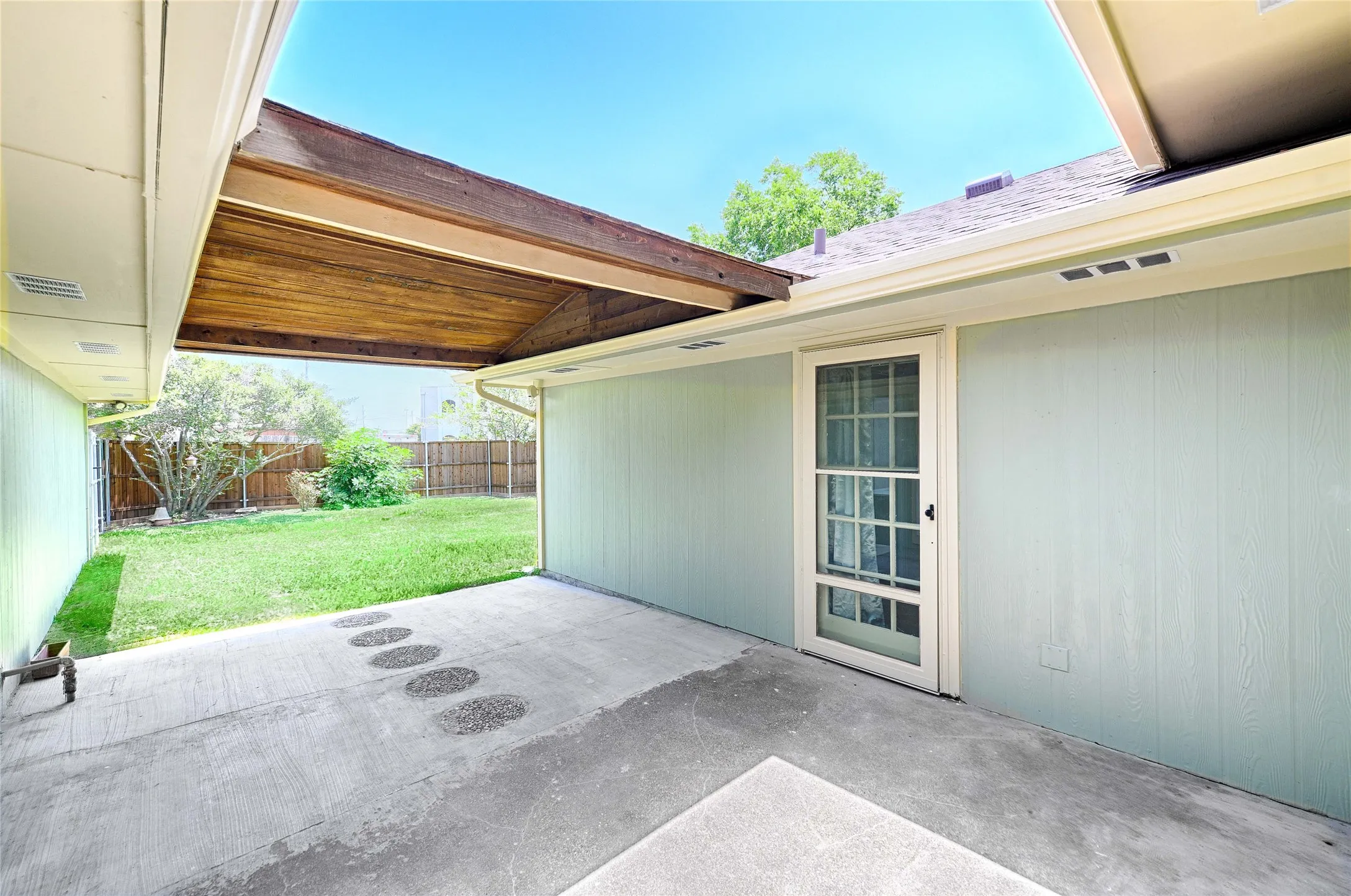 Single Family Residence For Sale in Denton County , 1610 Belltower Court, Lewisville, Texas 75067, 3 Bedroom, 2 Bathroom, 2 Garage spaces, 1,916 Sqft, built in 1987, mls#21318142, Real Estate Agent in Lewisville, Homes For Sale in Denton county, Homes For Sale in Lewisville, Realtor in Lewisville Texas, Real Estate Brokerage Independent Realty Texas, Luminita Cordes Realtor