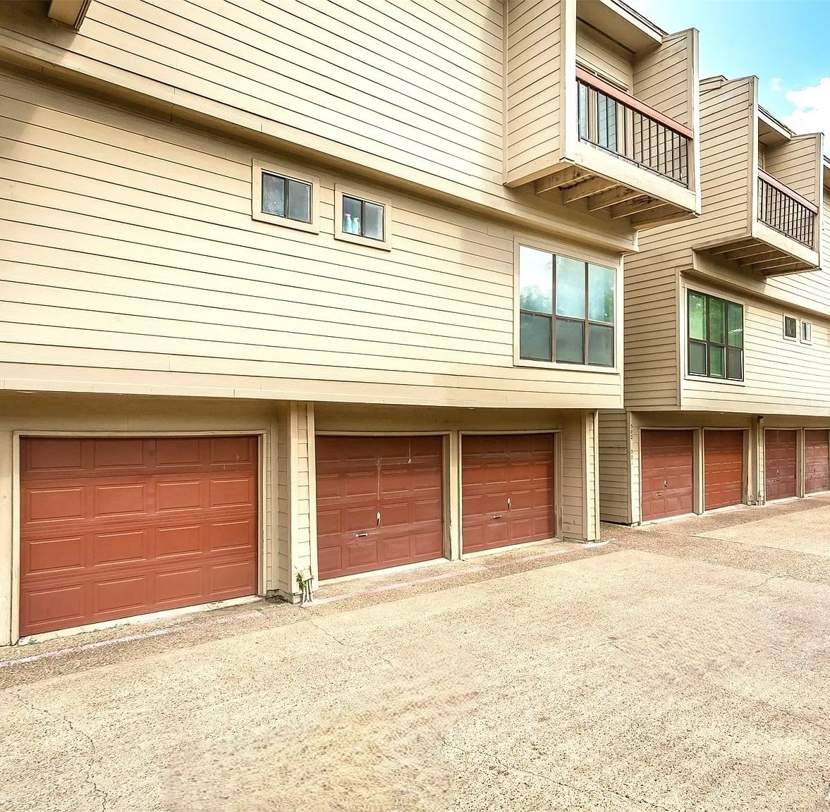 Condominium For Sale in Dallas County , 7660 Skillman Street 401, Dallas, Texas 75231, 1 Bedroom, 2 Bathroom, 1 Garage spaces, 616 Sqft, built in 1983, Price $115,000, mls#21315461, Real Estate Agent in Dallas, Homes For Sale in Dallas county, Homes For Sale in Dallas, Realtor in Dallas Texas, Real Estate Brokerage Independent Realty Texas, Luminita Cordes Realtor