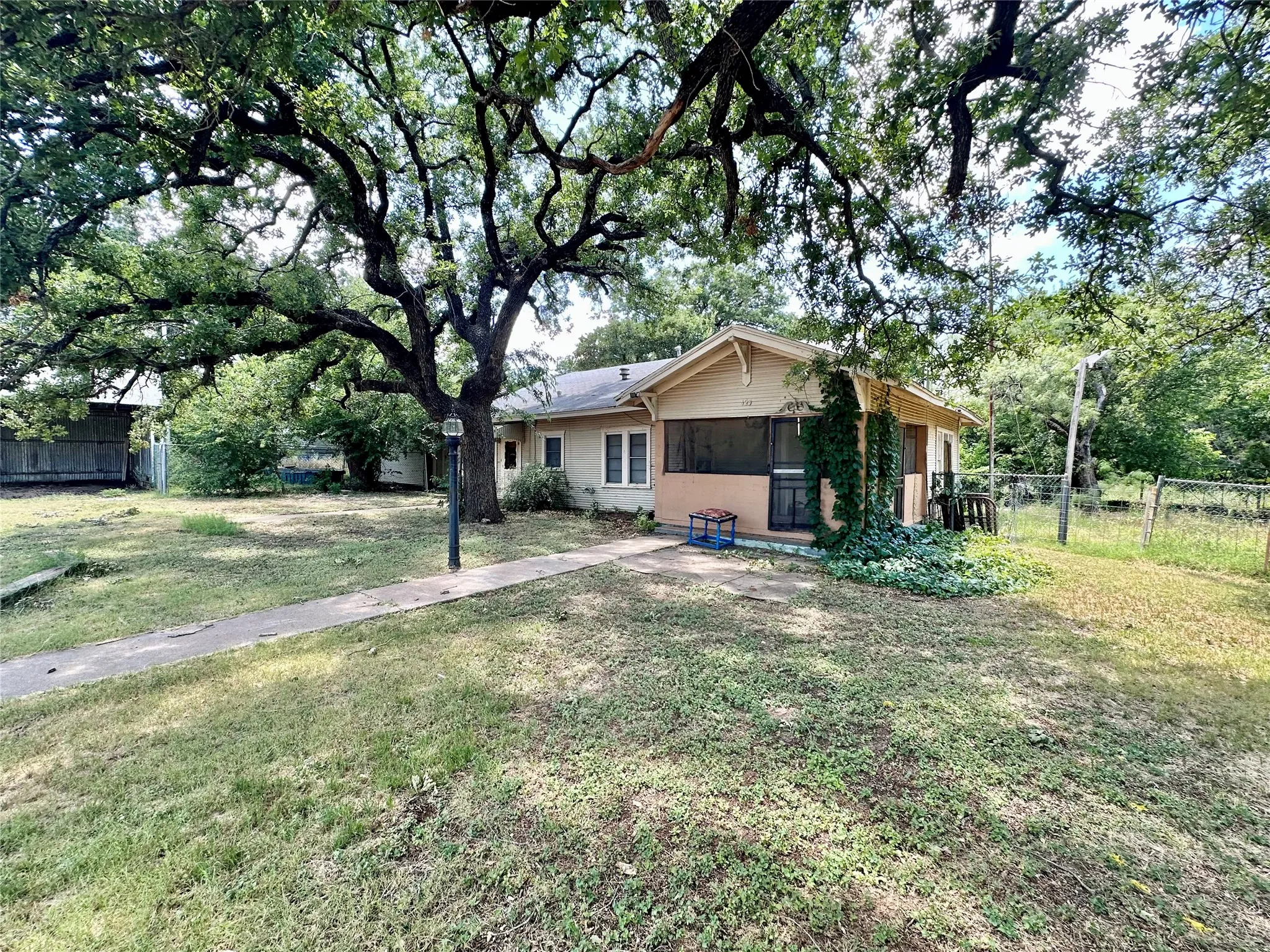Single Family Residence For Sale in Eastland County , 423 Strawn Road, Ranger, Texas 76470, 3 Bedrooms, 2 Bathrooms, Garage spaces, 1,752 Sqft, built in 1938, Price $200,000, mls#21326028, Real Estate Agent in Ranger, Homes For Sale in Eastland county, Homes For Sale in Ranger, Realtor in Ranger Texas, Real Estate Brokerage Independent Realty Texas, Luminita Cordes Realtor