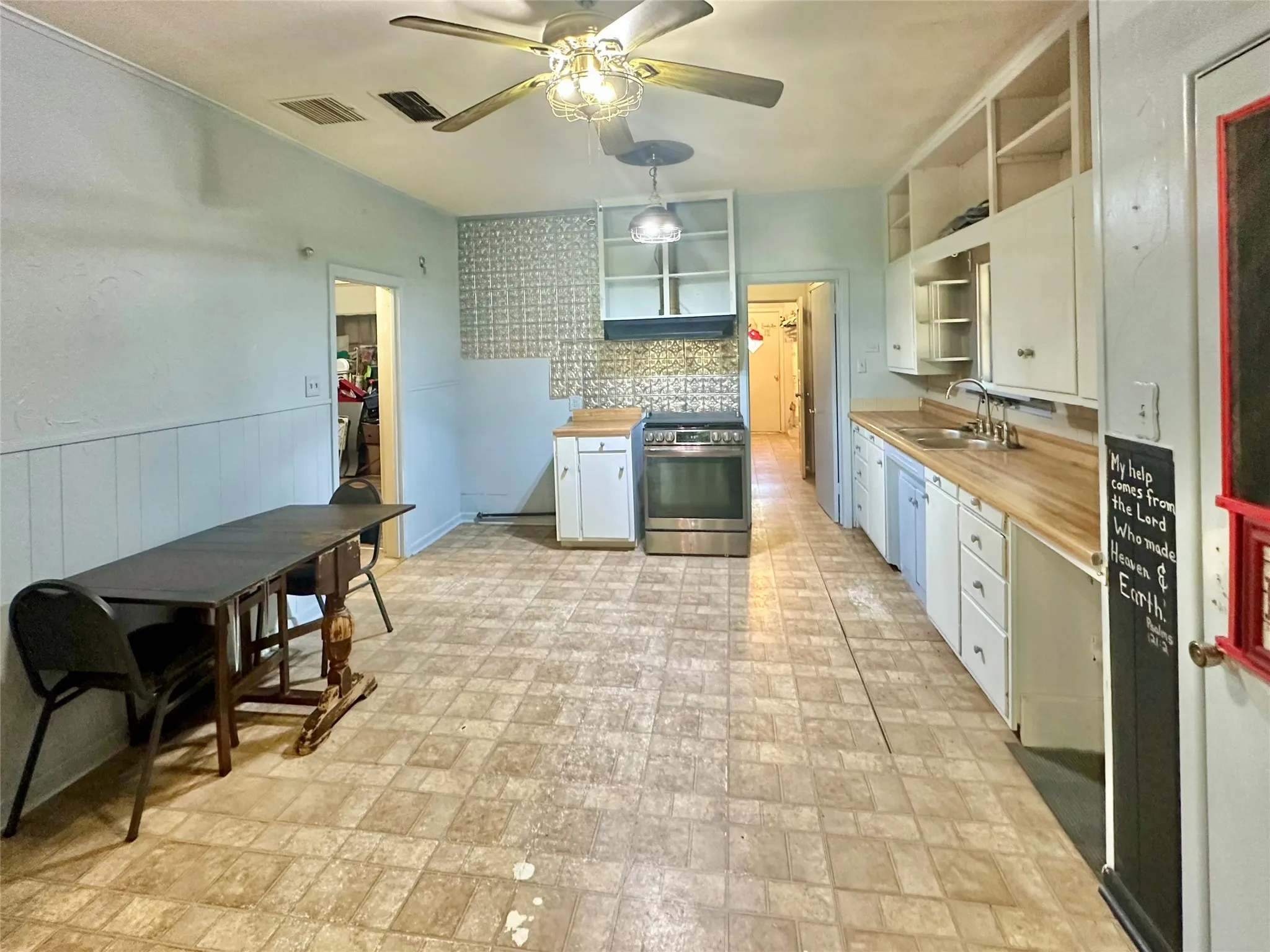 Single Family Residence For Sale in Eastland County , 423 Strawn Road, Ranger, Texas 76470, 3 Bedrooms, 2 Bathrooms, Garage spaces, 1,752 Sqft, built in 1938, Price $200,000, mls#21326028, Real Estate Agent in Ranger, Homes For Sale in Eastland county, Homes For Sale in Ranger, Realtor in Ranger Texas, Real Estate Brokerage Independent Realty Texas, Luminita Cordes Realtor