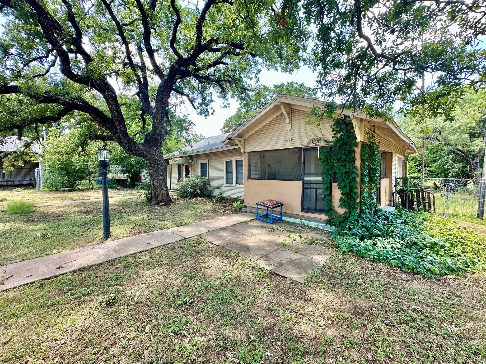 Single Family Residence For Sale in Eastland County , 423 Strawn Road, Ranger, Texas 76470, 3 Bedrooms, 2 Bathrooms, Garage spaces, 1,752 Sqft, built in 1938, Price $200,000, mls#21326028, Real Estate Agent in Ranger, Homes For Sale in Eastland county, Homes For Sale in Ranger, Realtor in Ranger Texas, Real Estate Brokerage Independent Realty Texas, Luminita Cordes Realtor