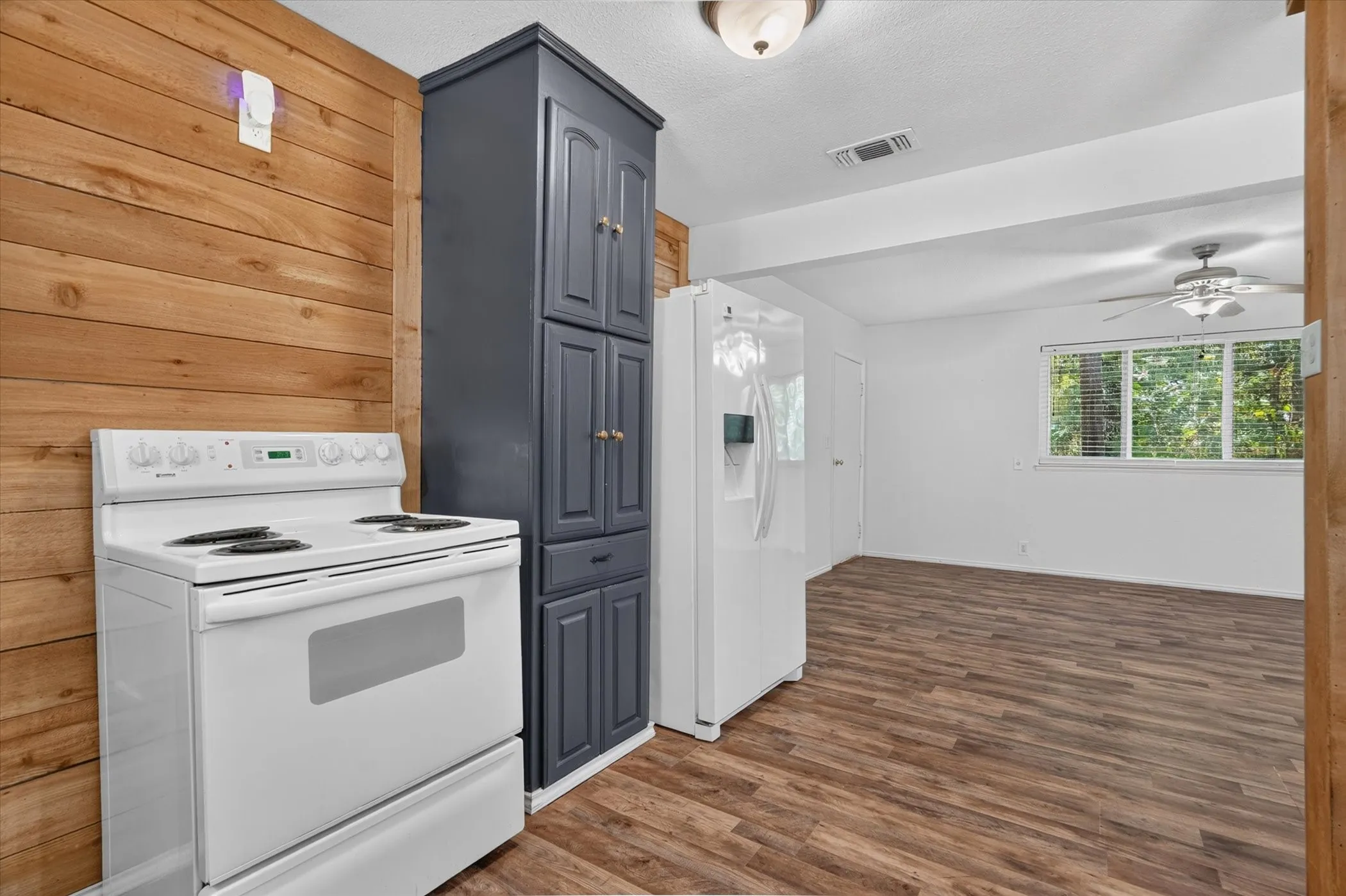 Single Family Residence For Sale in Parker County , 186 Garnet Road, Springtown, Texas 76082, 3 Bedroom, 1 Bathroom, 1 Garage spaces, 932 Sqft, built in 0, mls#21326472, Real Estate Agent in Springtown, Homes For Sale in Parker county, Homes For Sale in Springtown, Realtor in Springtown Texas, Real Estate Brokerage Independent Realty Texas, Luminita Cordes Realtor