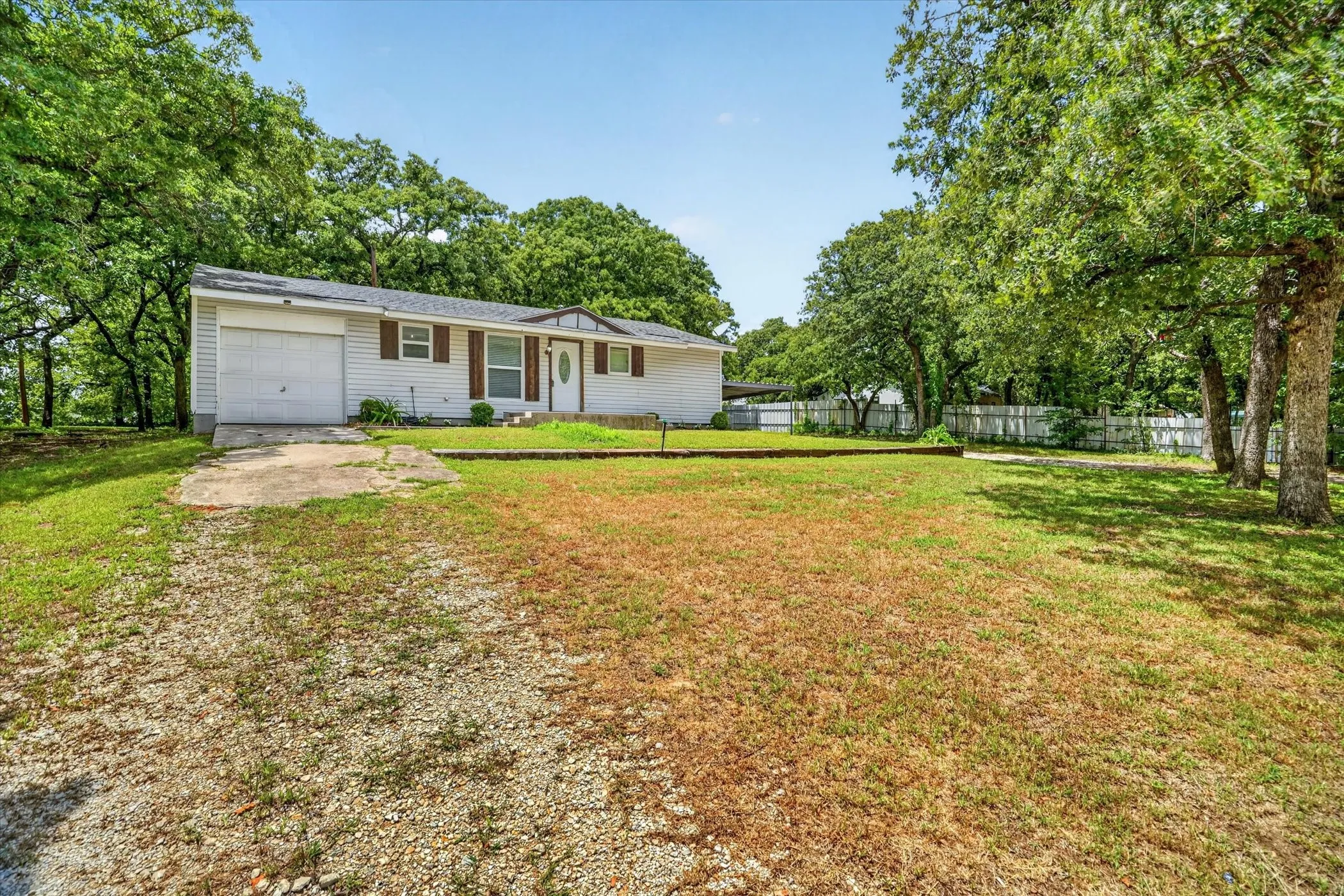 Single Family Residence For Sale in Parker County , 186 Garnet Road, Springtown, Texas 76082, 3 Bedroom, 1 Bathroom, 1 Garage spaces, 932 Sqft, built in 0, mls#21326472, Real Estate Agent in Springtown, Homes For Sale in Parker county, Homes For Sale in Springtown, Realtor in Springtown Texas, Real Estate Brokerage Independent Realty Texas, Luminita Cordes Realtor