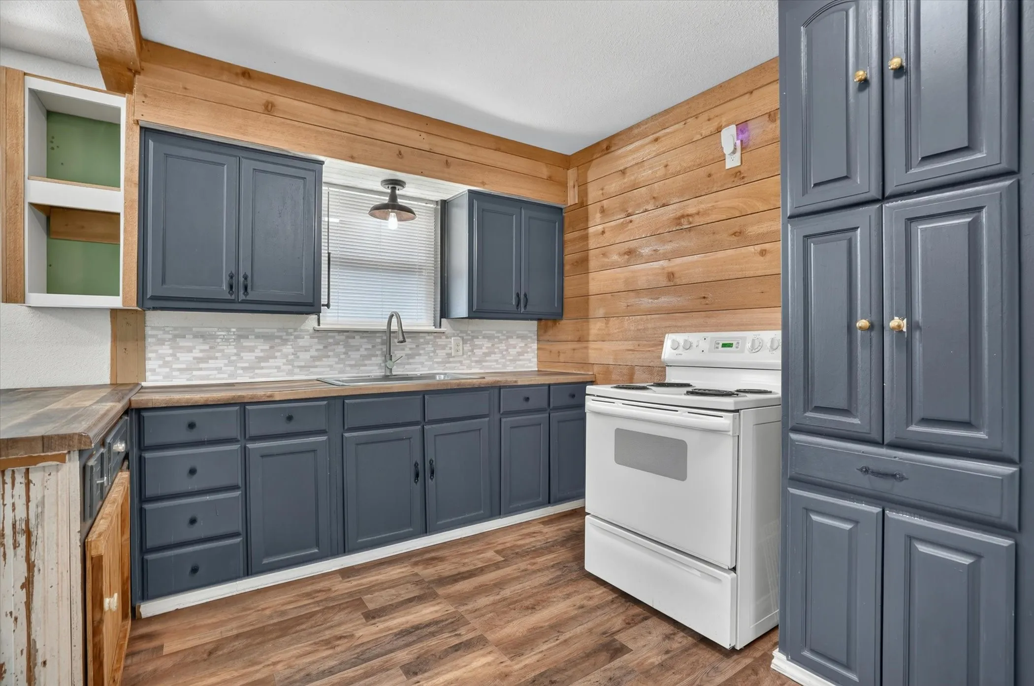 Single Family Residence For Sale in Parker County , 186 Garnet Road, Springtown, Texas 76082, 3 Bedroom, 1 Bathroom, 1 Garage spaces, 932 Sqft, built in 0, mls#21326472, Real Estate Agent in Springtown, Homes For Sale in Parker county, Homes For Sale in Springtown, Realtor in Springtown Texas, Real Estate Brokerage Independent Realty Texas, Luminita Cordes Realtor
