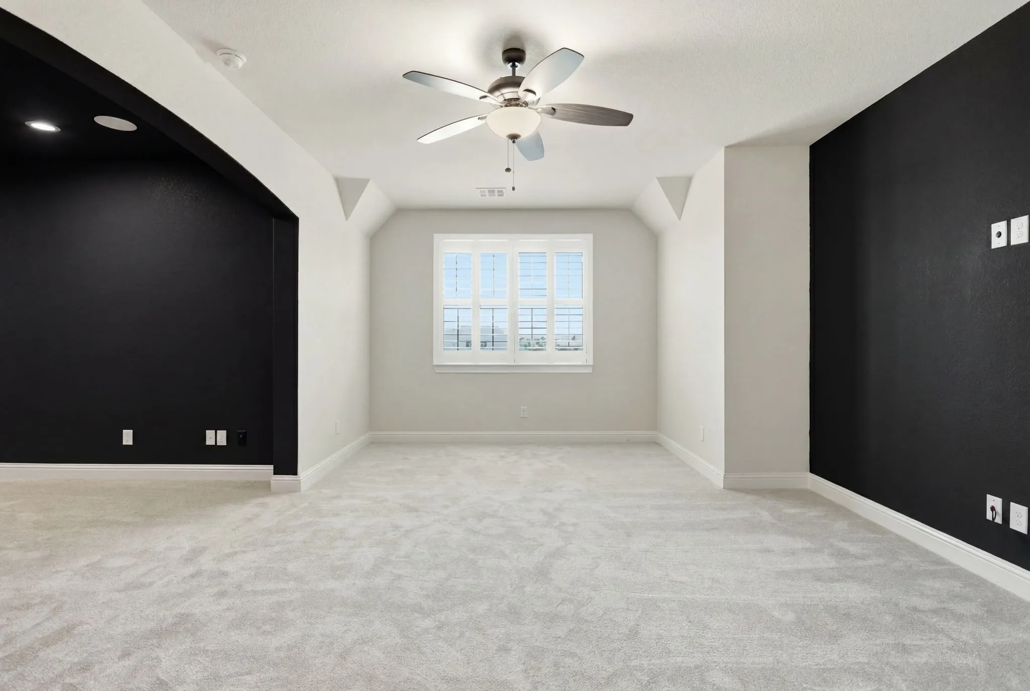 Single Family Residence For Sale in Ellis County , 8260 Faithful Drive, Waxahachie, Texas 75167, 4 Bedroom, 4 Bathroom, 6 Garage spaces, 3,096 Sqft, built in 2019, mls#21321774, Real Estate Agent in Waxahachie, Homes For Sale in Ellis county, Homes For Sale in Waxahachie, Realtor in Waxahachie Texas, Real Estate Brokerage Independent Realty Texas, Luminita Cordes Realtor