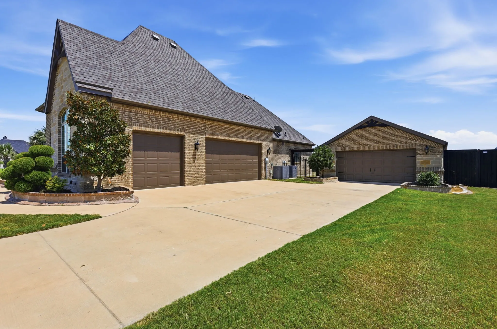 Single Family Residence For Sale in Ellis County , 8260 Faithful Drive, Waxahachie, Texas 75167, 4 Bedroom, 4 Bathroom, 6 Garage spaces, 3,096 Sqft, built in 2019, mls#21321774, Real Estate Agent in Waxahachie, Homes For Sale in Ellis county, Homes For Sale in Waxahachie, Realtor in Waxahachie Texas, Real Estate Brokerage Independent Realty Texas, Luminita Cordes Realtor
