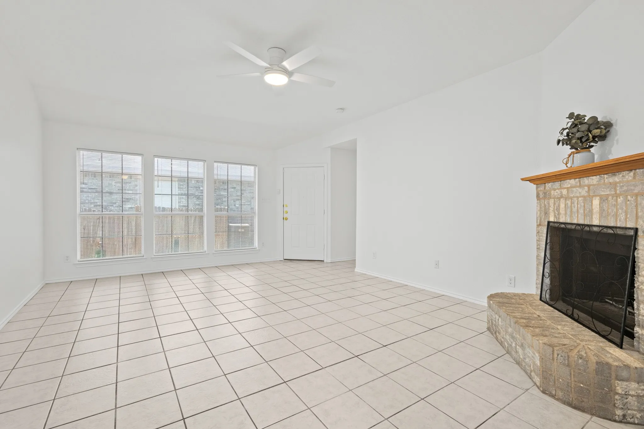 Single Family Residence For Rent in Denton County , 1011 Waterview Drive, Little Elm, Texas 75068, 3 Bedroom, 2 Bathroom, 2 Garage spaces, 1,245 Sqft, built in 1999, mls#21326897, Real Estate Agent in Little Elm, Homes For Rent in Denton county, Homes For Rent in Little Elm, Realtor in Little Elm Texas, Real Estate Brokerage Independent Realty Texas, Luminita Cordes Realtor