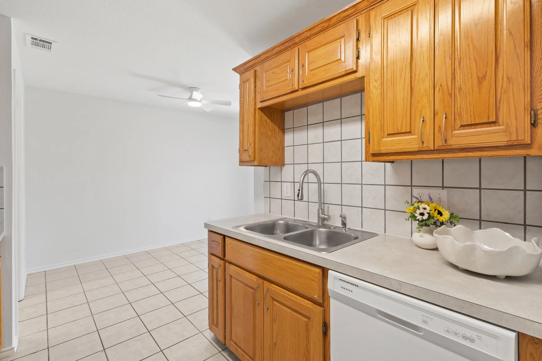 Single Family Residence For Rent in Denton County , 1011 Waterview Drive, Little Elm, Texas 75068, 3 Bedroom, 2 Bathroom, 2 Garage spaces, 1,245 Sqft, built in 1999, mls#21326897, Real Estate Agent in Little Elm, Homes For Rent in Denton county, Homes For Rent in Little Elm, Realtor in Little Elm Texas, Real Estate Brokerage Independent Realty Texas, Luminita Cordes Realtor