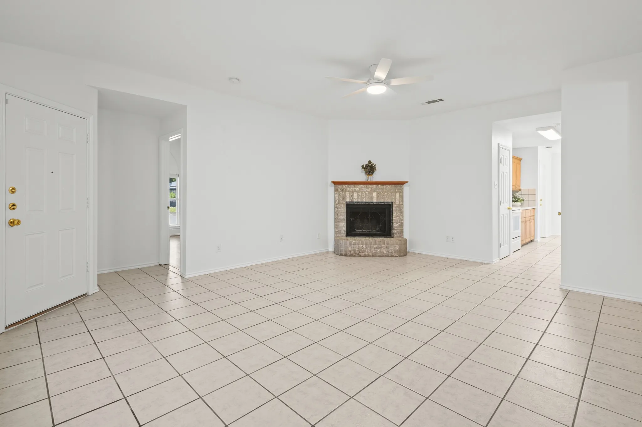 Single Family Residence For Rent in Denton County , 1011 Waterview Drive, Little Elm, Texas 75068, 3 Bedroom, 2 Bathroom, 2 Garage spaces, 1,245 Sqft, built in 1999, mls#21326897, Real Estate Agent in Little Elm, Homes For Rent in Denton county, Homes For Rent in Little Elm, Realtor in Little Elm Texas, Real Estate Brokerage Independent Realty Texas, Luminita Cordes Realtor