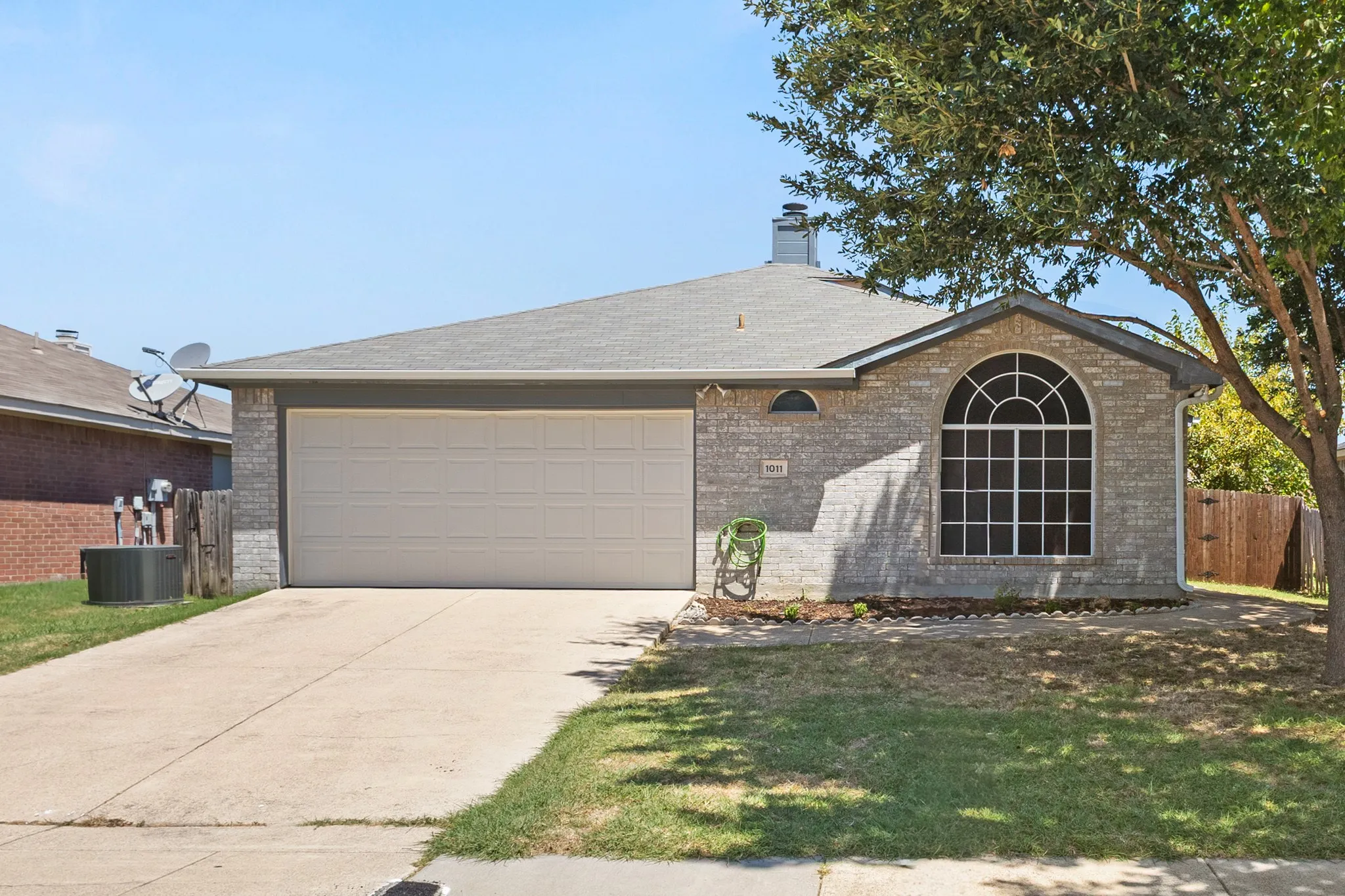 Single Family Residence For Rent in Denton County , 1011 Waterview Drive, Little Elm, Texas 75068, 3 Bedroom, 2 Bathroom, 2 Garage spaces, 1,245 Sqft, built in 1999, mls#21326897, Real Estate Agent in Little Elm, Homes For Rent in Denton county, Homes For Rent in Little Elm, Realtor in Little Elm Texas, Real Estate Brokerage Independent Realty Texas, Luminita Cordes Realtor