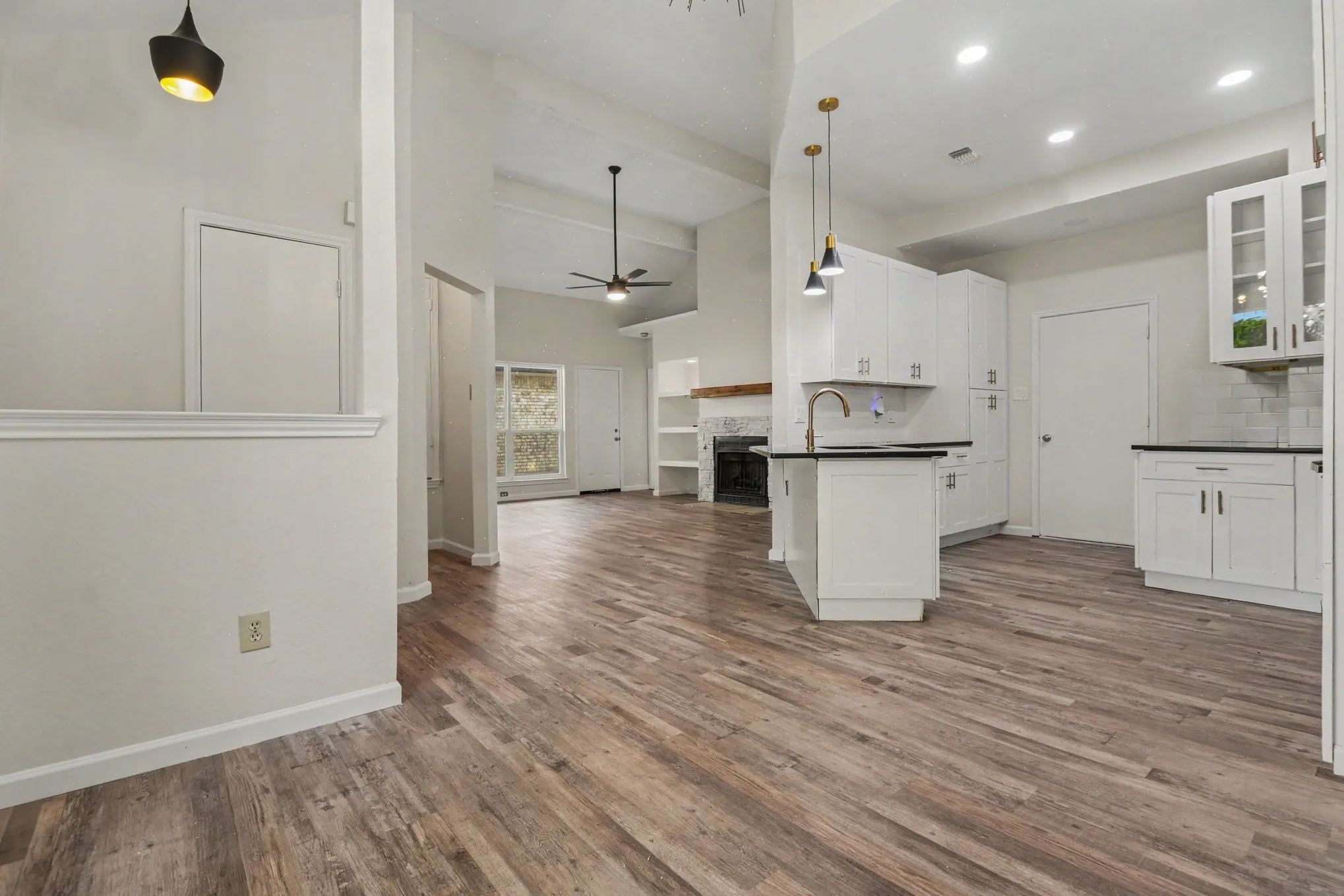 Single Family Residence For Sale in Denton County , 4337 Harvest Hill Road, Carrollton, Texas 75010, 2 Bedroom, 2 Bathroom, 2 Garage spaces, 1,215 Sqft, built in 1985, mls#21326573, Real Estate Agent in Carrollton, Homes For Sale in Denton county, Homes For Sale in Carrollton, Realtor in Carrollton Texas, Real Estate Brokerage Independent Realty Texas, Luminita Cordes Realtor