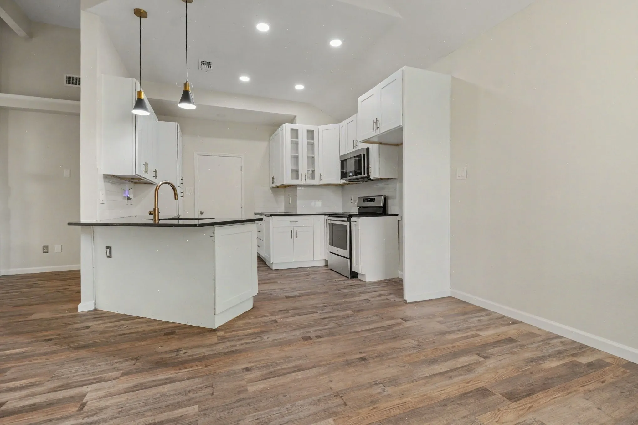 Single Family Residence For Sale in Denton County , 4337 Harvest Hill Road, Carrollton, Texas 75010, 2 Bedroom, 2 Bathroom, 2 Garage spaces, 1,215 Sqft, built in 1985, mls#21326573, Real Estate Agent in Carrollton, Homes For Sale in Denton county, Homes For Sale in Carrollton, Realtor in Carrollton Texas, Real Estate Brokerage Independent Realty Texas, Luminita Cordes Realtor