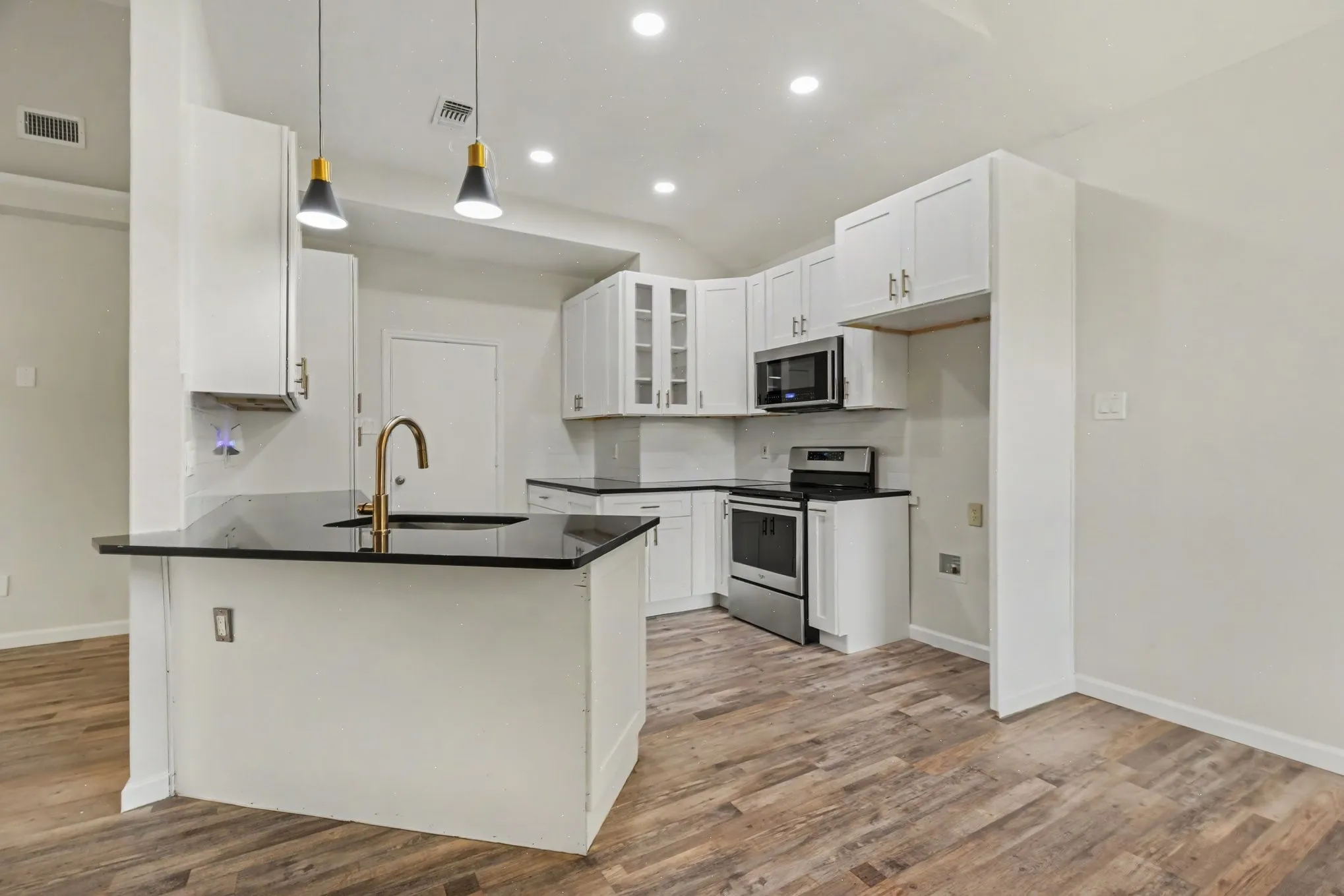 Single Family Residence For Sale in Denton County , 4337 Harvest Hill Road, Carrollton, Texas 75010, 2 Bedroom, 2 Bathroom, 2 Garage spaces, 1,215 Sqft, built in 1985, mls#21326573, Real Estate Agent in Carrollton, Homes For Sale in Denton county, Homes For Sale in Carrollton, Realtor in Carrollton Texas, Real Estate Brokerage Independent Realty Texas, Luminita Cordes Realtor