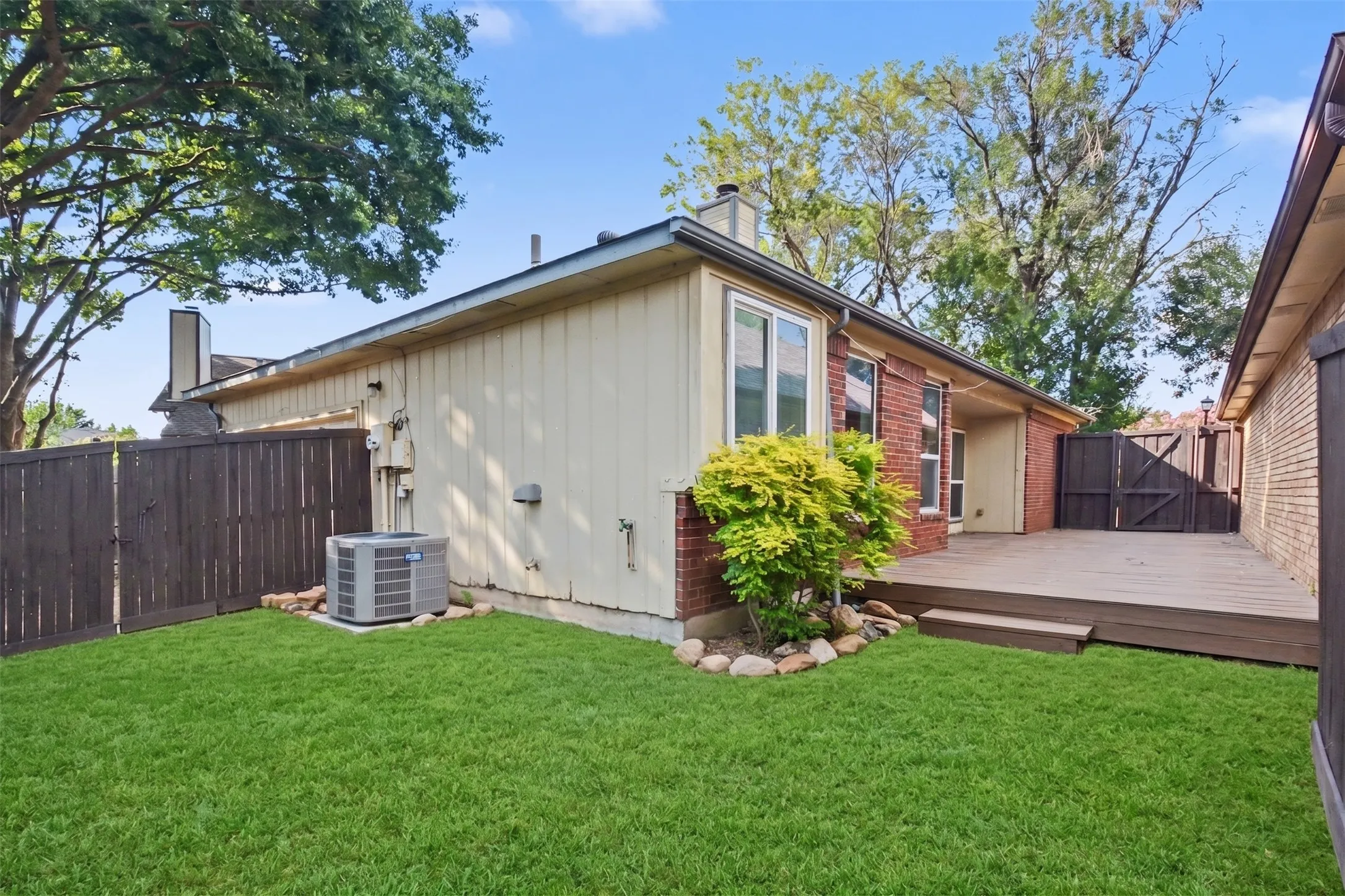Single Family Residence For Sale in Denton County , 4337 Harvest Hill Road, Carrollton, Texas 75010, 2 Bedroom, 2 Bathroom, 2 Garage spaces, 1,215 Sqft, built in 1985, mls#21326573, Real Estate Agent in Carrollton, Homes For Sale in Denton county, Homes For Sale in Carrollton, Realtor in Carrollton Texas, Real Estate Brokerage Independent Realty Texas, Luminita Cordes Realtor