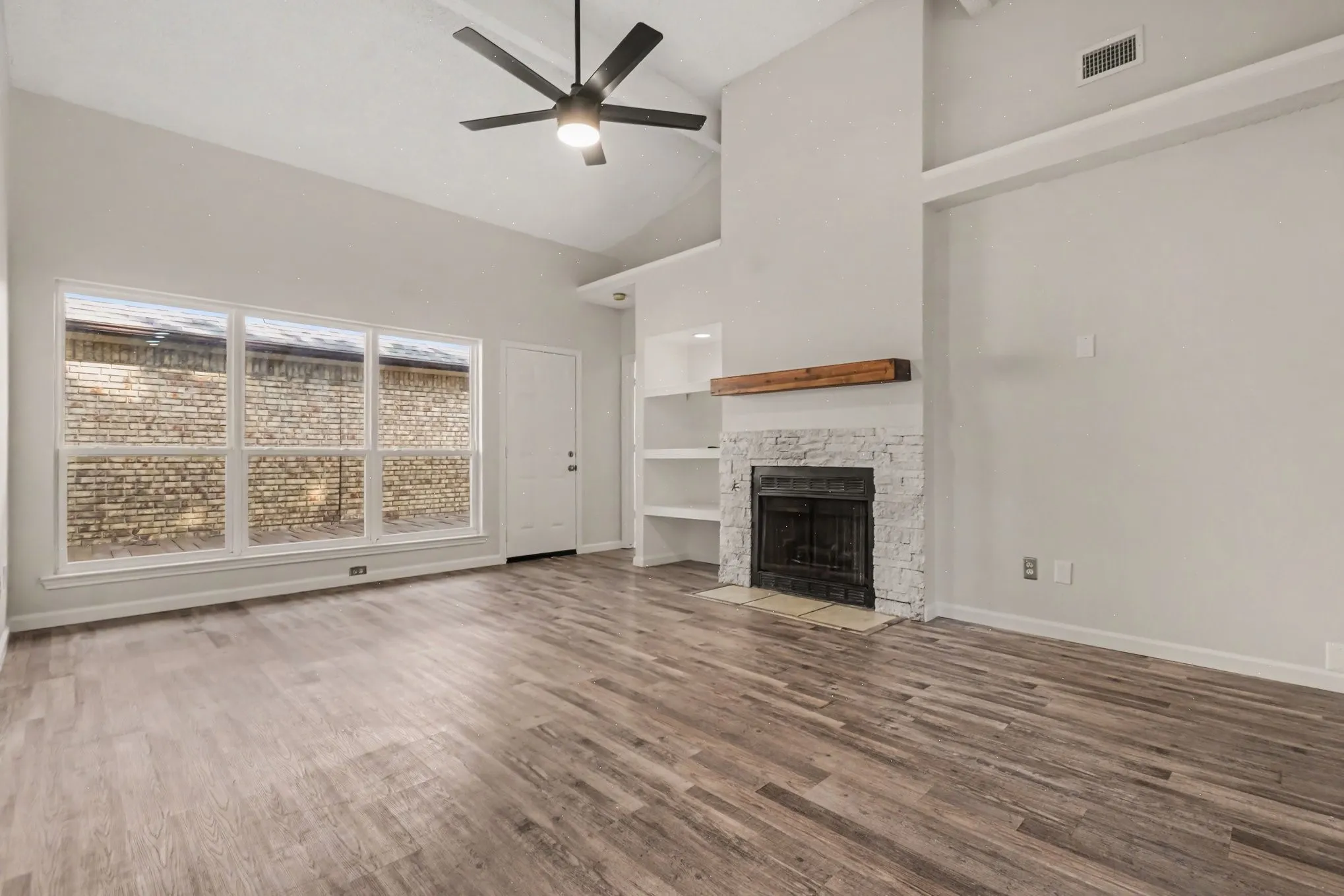 Single Family Residence For Sale in Denton County , 4337 Harvest Hill Road, Carrollton, Texas 75010, 2 Bedroom, 2 Bathroom, 2 Garage spaces, 1,215 Sqft, built in 1985, mls#21326573, Real Estate Agent in Carrollton, Homes For Sale in Denton county, Homes For Sale in Carrollton, Realtor in Carrollton Texas, Real Estate Brokerage Independent Realty Texas, Luminita Cordes Realtor