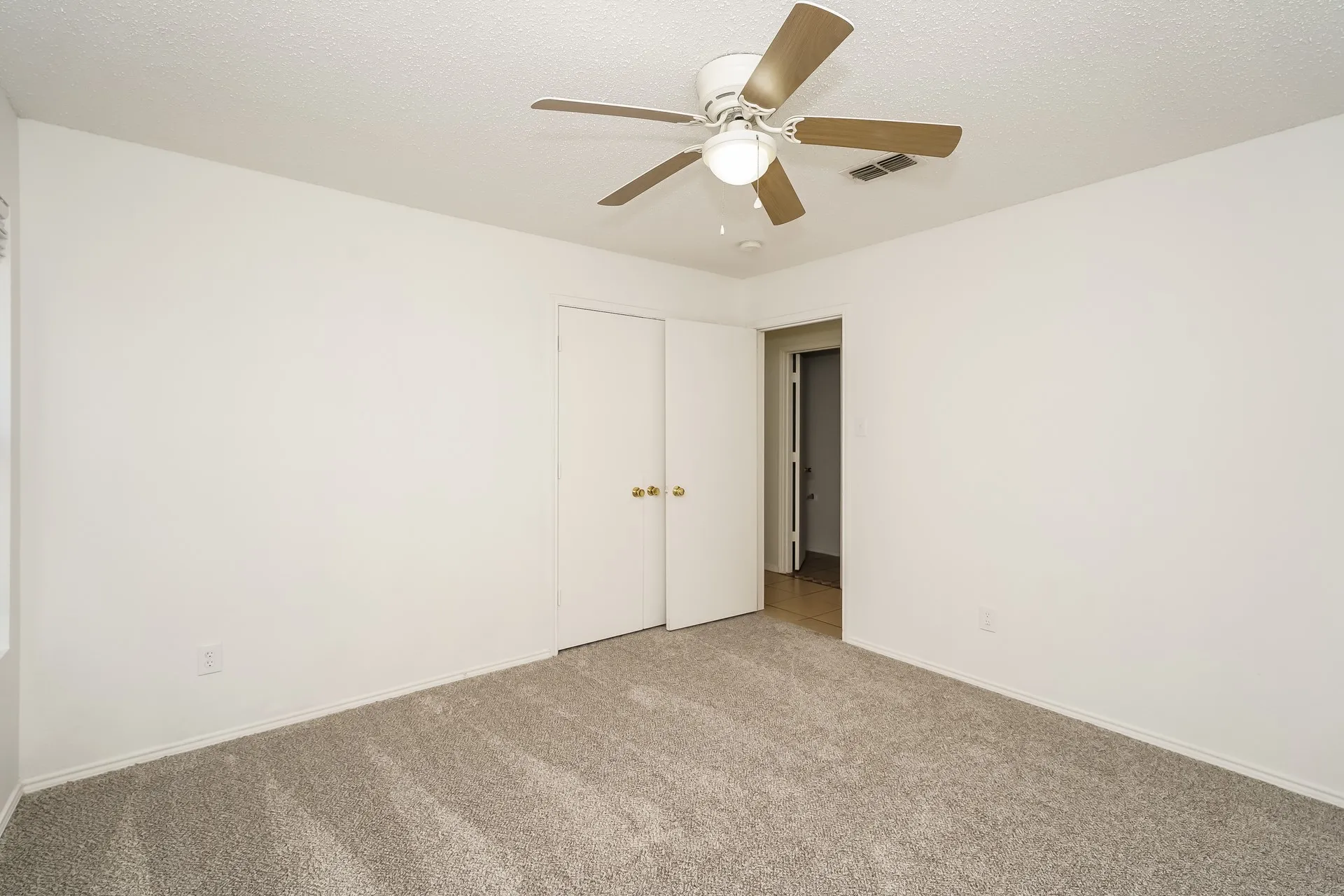 Single Family Residence For Sale in Tarrant County , 8717 Hunters Creek Drive, Fort Worth, Texas 76123, 4 Bedroom, 2 Bathroom, 2 Garage spaces, 2,085 Sqft, built in 2001, mls#21326903, Real Estate Agent in Fort Worth, Homes For Sale in Tarrant county, Homes For Sale in Fort Worth, Realtor in Fort Worth Texas, Real Estate Brokerage Independent Realty Texas, Luminita Cordes Realtor