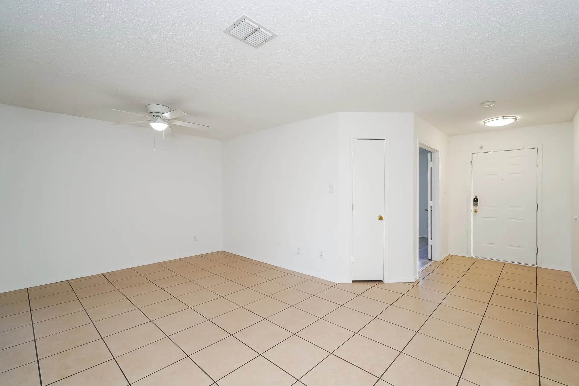 Single Family Residence For Sale in Tarrant County , 8717 Hunters Creek Drive, Fort Worth, Texas 76123, 4 Bedroom, 2 Bathroom, 2 Garage spaces, 2,085 Sqft, built in 2001, mls#21326903, Real Estate Agent in Fort Worth, Homes For Sale in Tarrant county, Homes For Sale in Fort Worth, Realtor in Fort Worth Texas, Real Estate Brokerage Independent Realty Texas, Luminita Cordes Realtor