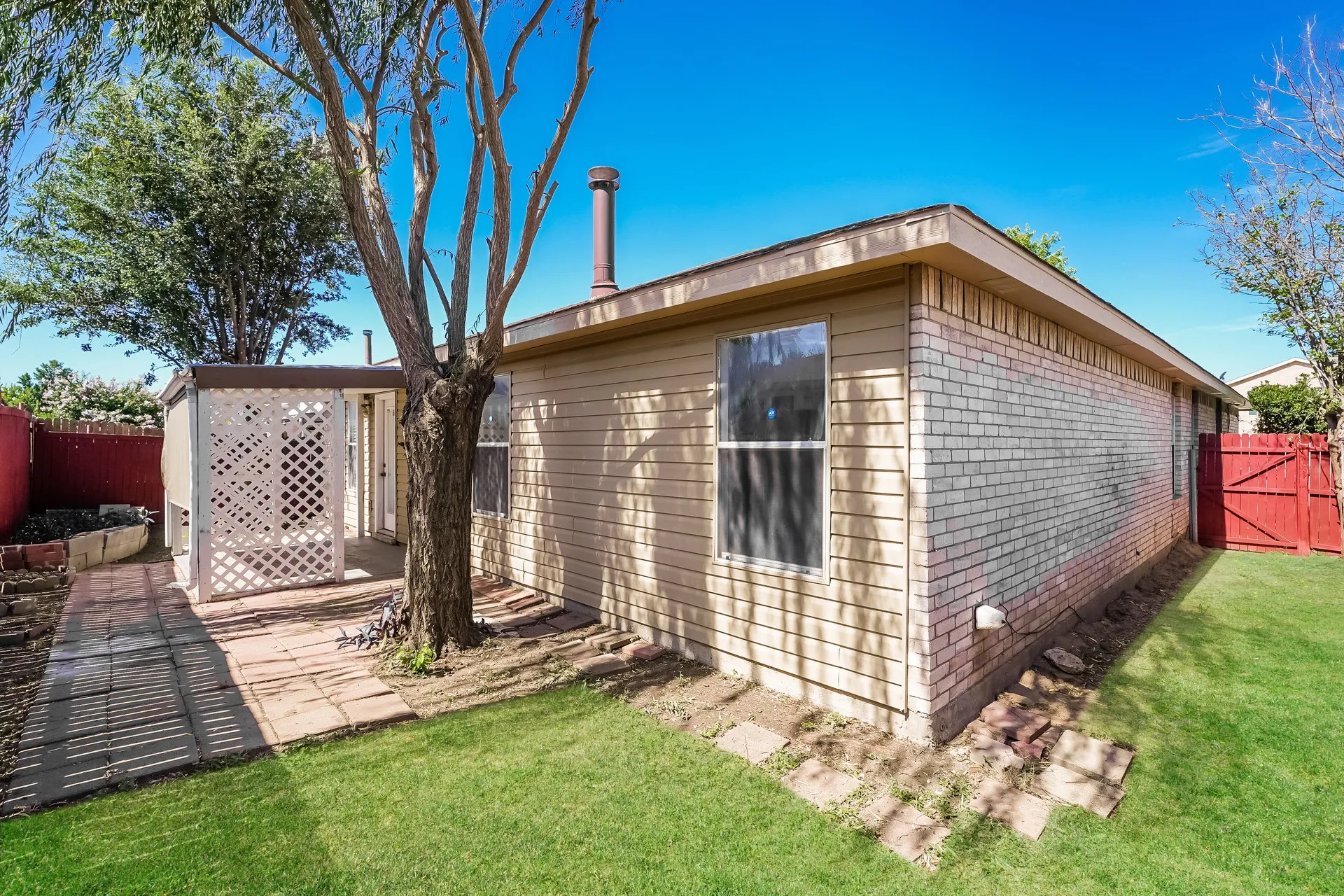 Single Family Residence For Sale in Tarrant County , 8717 Hunters Creek Drive, Fort Worth, Texas 76123, 4 Bedroom, 2 Bathroom, 2 Garage spaces, 2,085 Sqft, built in 2001, mls#21326903, Real Estate Agent in Fort Worth, Homes For Sale in Tarrant county, Homes For Sale in Fort Worth, Realtor in Fort Worth Texas, Real Estate Brokerage Independent Realty Texas, Luminita Cordes Realtor