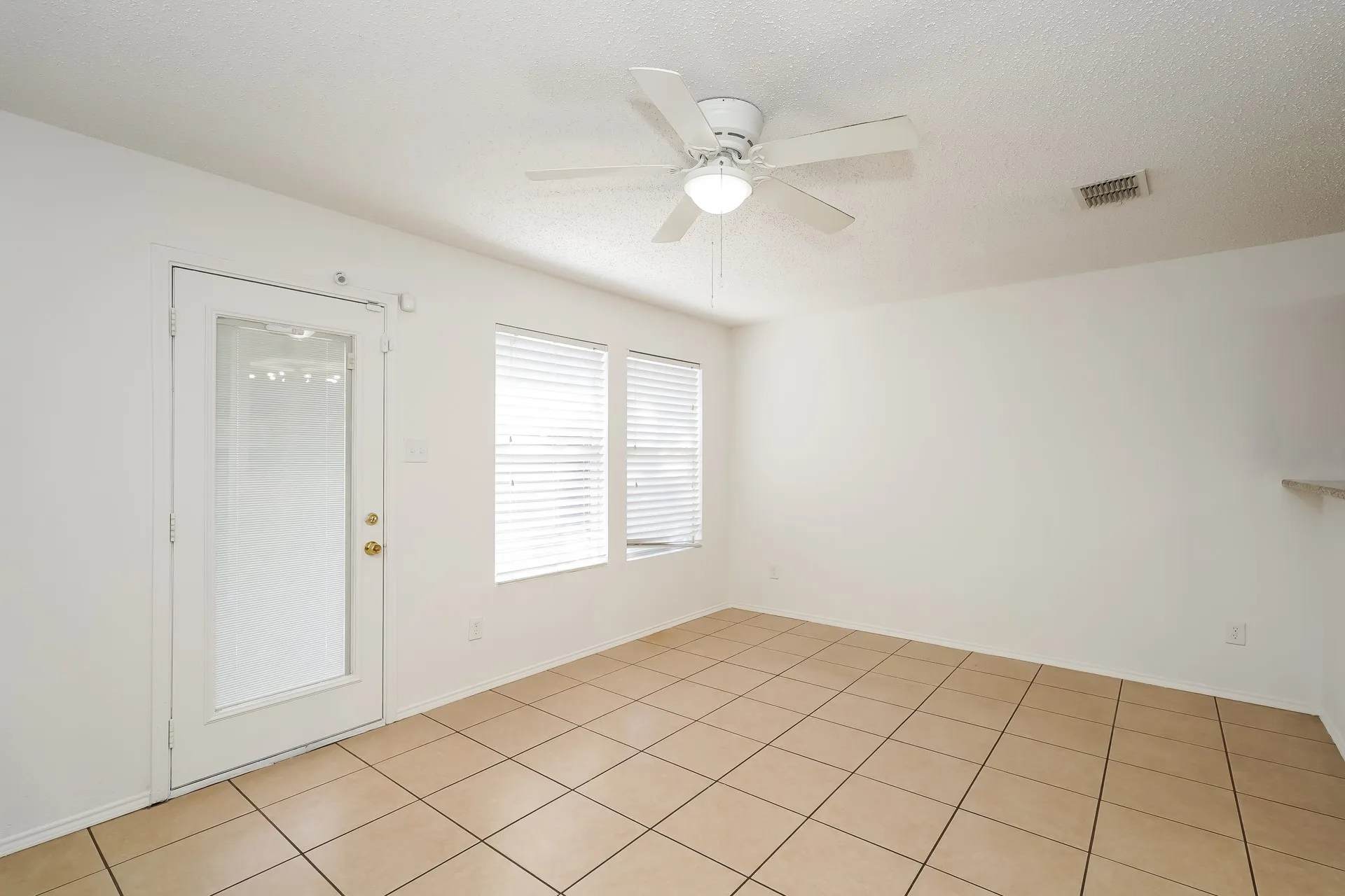 Single Family Residence For Sale in Tarrant County , 8717 Hunters Creek Drive, Fort Worth, Texas 76123, 4 Bedroom, 2 Bathroom, 2 Garage spaces, 2,085 Sqft, built in 2001, mls#21326903, Real Estate Agent in Fort Worth, Homes For Sale in Tarrant county, Homes For Sale in Fort Worth, Realtor in Fort Worth Texas, Real Estate Brokerage Independent Realty Texas, Luminita Cordes Realtor