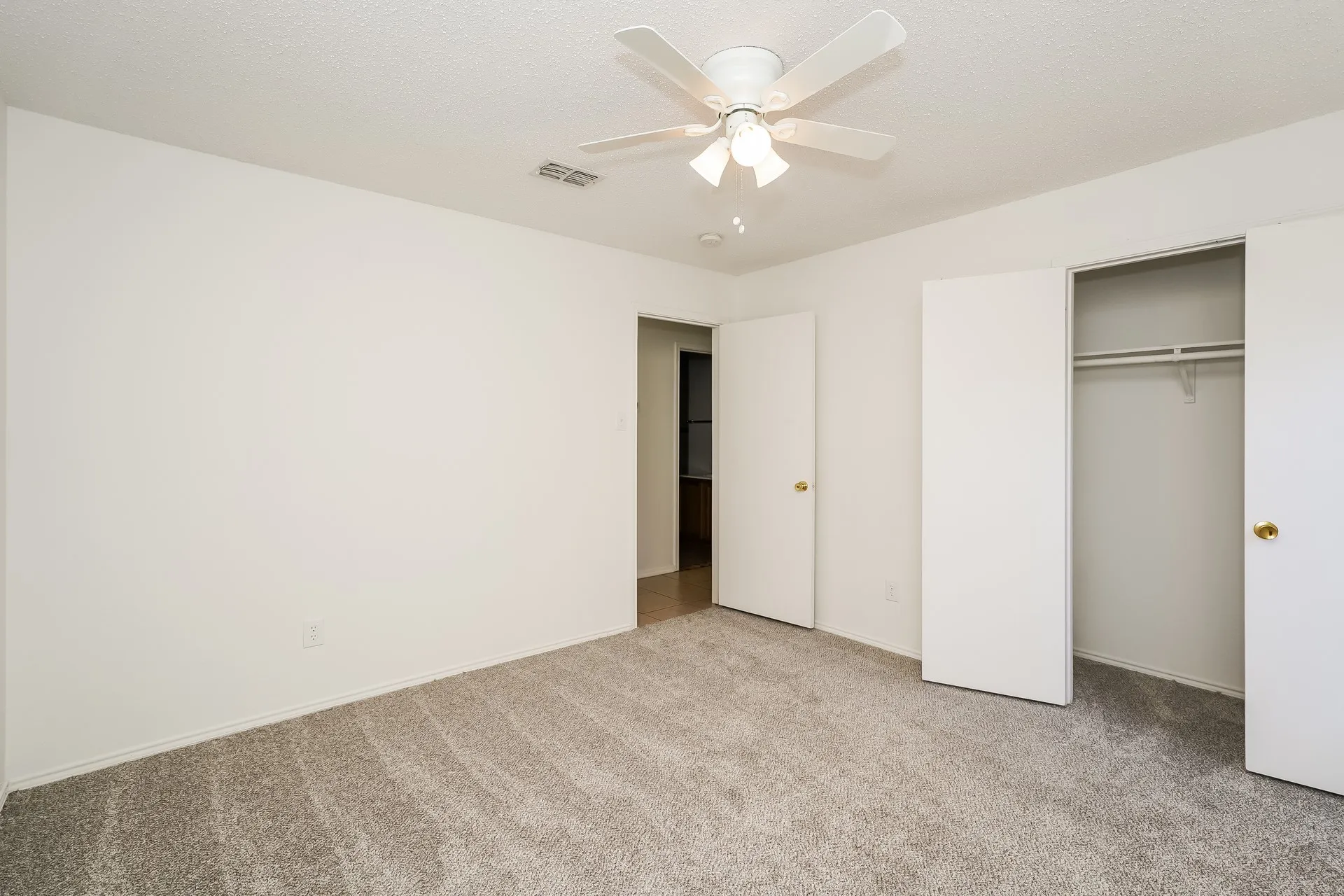 Single Family Residence For Sale in Tarrant County , 8717 Hunters Creek Drive, Fort Worth, Texas 76123, 4 Bedroom, 2 Bathroom, 2 Garage spaces, 2,085 Sqft, built in 2001, mls#21326903, Real Estate Agent in Fort Worth, Homes For Sale in Tarrant county, Homes For Sale in Fort Worth, Realtor in Fort Worth Texas, Real Estate Brokerage Independent Realty Texas, Luminita Cordes Realtor