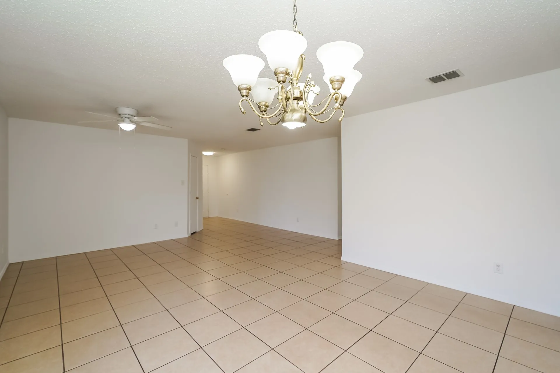 Single Family Residence For Sale in Tarrant County , 8717 Hunters Creek Drive, Fort Worth, Texas 76123, 4 Bedroom, 2 Bathroom, 2 Garage spaces, 2,085 Sqft, built in 2001, mls#21326903, Real Estate Agent in Fort Worth, Homes For Sale in Tarrant county, Homes For Sale in Fort Worth, Realtor in Fort Worth Texas, Real Estate Brokerage Independent Realty Texas, Luminita Cordes Realtor