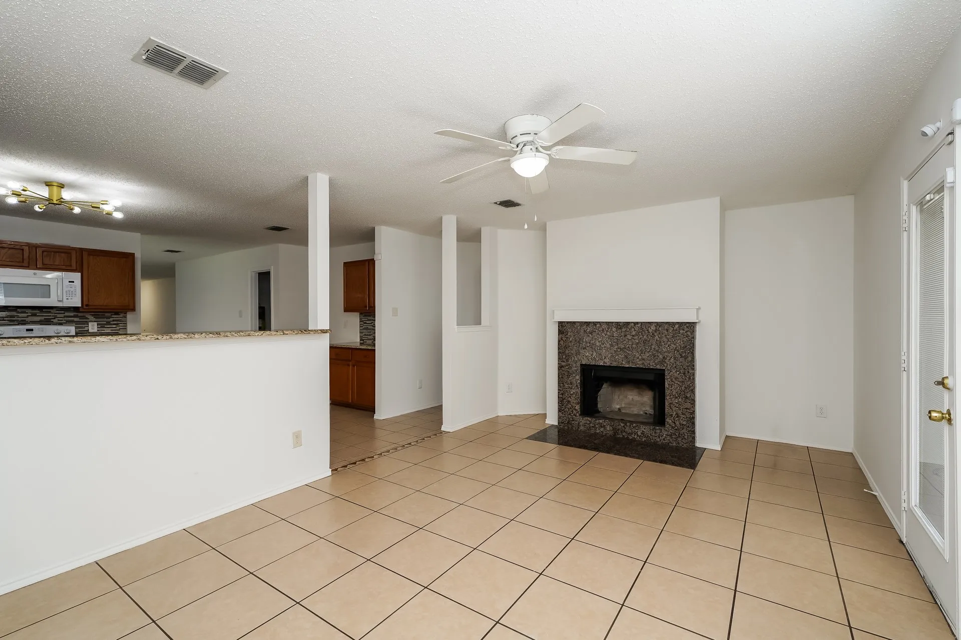 Single Family Residence For Sale in Tarrant County , 8717 Hunters Creek Drive, Fort Worth, Texas 76123, 4 Bedroom, 2 Bathroom, 2 Garage spaces, 2,085 Sqft, built in 2001, mls#21326903, Real Estate Agent in Fort Worth, Homes For Sale in Tarrant county, Homes For Sale in Fort Worth, Realtor in Fort Worth Texas, Real Estate Brokerage Independent Realty Texas, Luminita Cordes Realtor