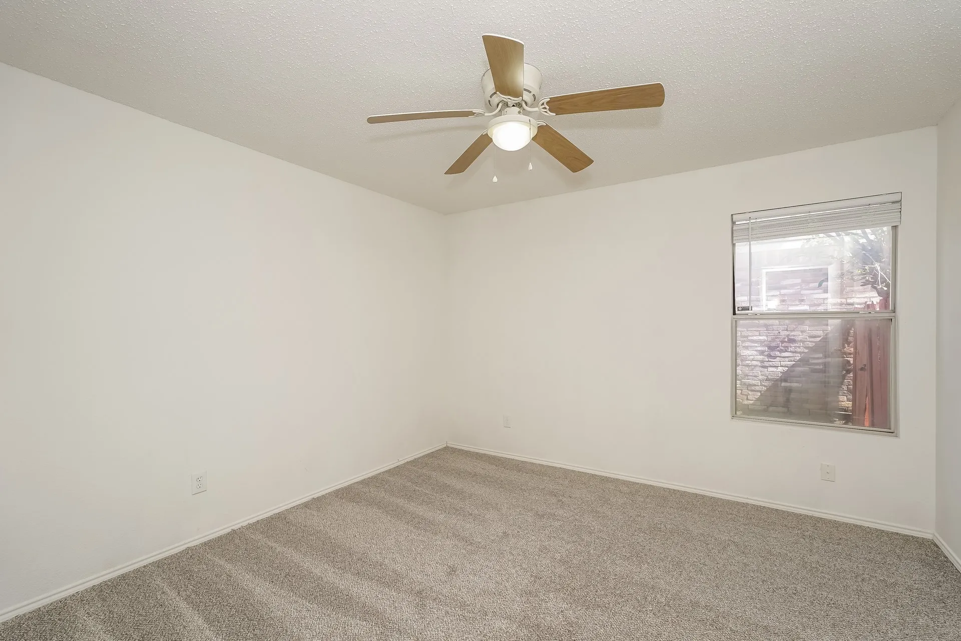 Single Family Residence For Sale in Tarrant County , 8717 Hunters Creek Drive, Fort Worth, Texas 76123, 4 Bedroom, 2 Bathroom, 2 Garage spaces, 2,085 Sqft, built in 2001, mls#21326903, Real Estate Agent in Fort Worth, Homes For Sale in Tarrant county, Homes For Sale in Fort Worth, Realtor in Fort Worth Texas, Real Estate Brokerage Independent Realty Texas, Luminita Cordes Realtor