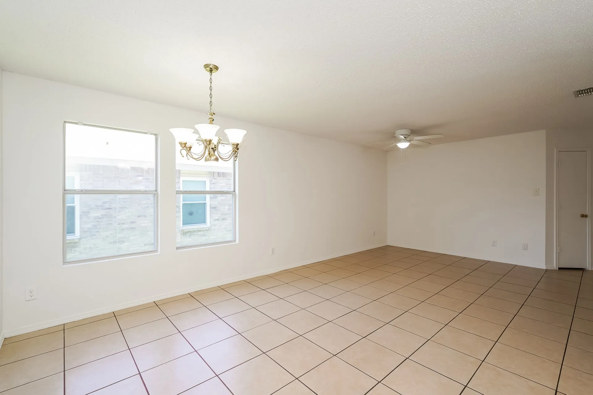 Single Family Residence For Sale in Tarrant County , 8717 Hunters Creek Drive, Fort Worth, Texas 76123, 4 Bedroom, 2 Bathroom, 2 Garage spaces, 2,085 Sqft, built in 2001, mls#21326903, Real Estate Agent in Fort Worth, Homes For Sale in Tarrant county, Homes For Sale in Fort Worth, Realtor in Fort Worth Texas, Real Estate Brokerage Independent Realty Texas, Luminita Cordes Realtor
