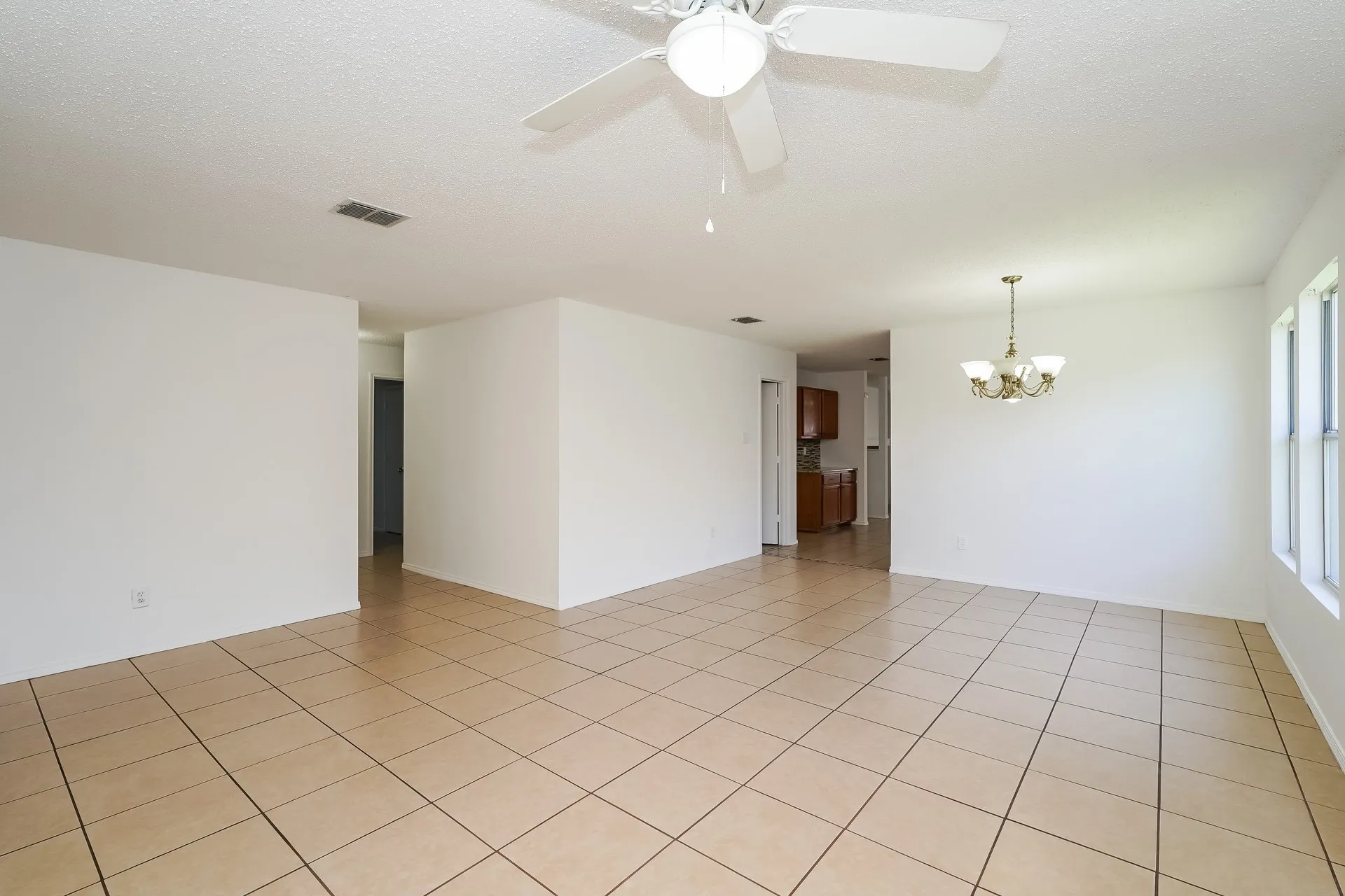 Single Family Residence For Sale in Tarrant County , 8717 Hunters Creek Drive, Fort Worth, Texas 76123, 4 Bedroom, 2 Bathroom, 2 Garage spaces, 2,085 Sqft, built in 2001, mls#21326903, Real Estate Agent in Fort Worth, Homes For Sale in Tarrant county, Homes For Sale in Fort Worth, Realtor in Fort Worth Texas, Real Estate Brokerage Independent Realty Texas, Luminita Cordes Realtor
