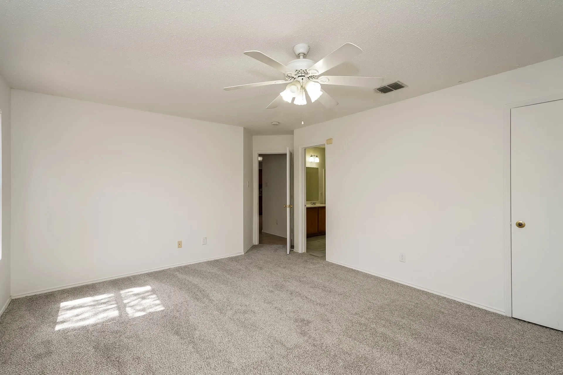 Single Family Residence For Sale in Tarrant County , 8717 Hunters Creek Drive, Fort Worth, Texas 76123, 4 Bedroom, 2 Bathroom, 2 Garage spaces, 2,085 Sqft, built in 2001, mls#21326903, Real Estate Agent in Fort Worth, Homes For Sale in Tarrant county, Homes For Sale in Fort Worth, Realtor in Fort Worth Texas, Real Estate Brokerage Independent Realty Texas, Luminita Cordes Realtor