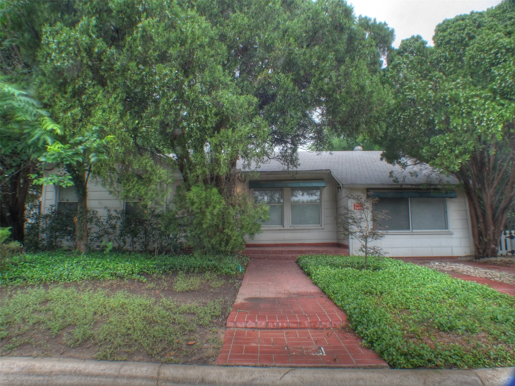 Single Family Residence For Rent in Denton County , 409 Jagoe Street, Denton, Texas 76201, 3 Bedrooms, 2 Bathrooms, Garage spaces, 1,328 Sqft, built in 1947, Price $1,895, mls#21326644, Real Estate Agent in Denton, Homes For Rent in Denton county, Homes For Rent in Denton, Realtor in Denton Texas, Real Estate Brokerage Independent Realty Texas, Luminita Cordes Realtor