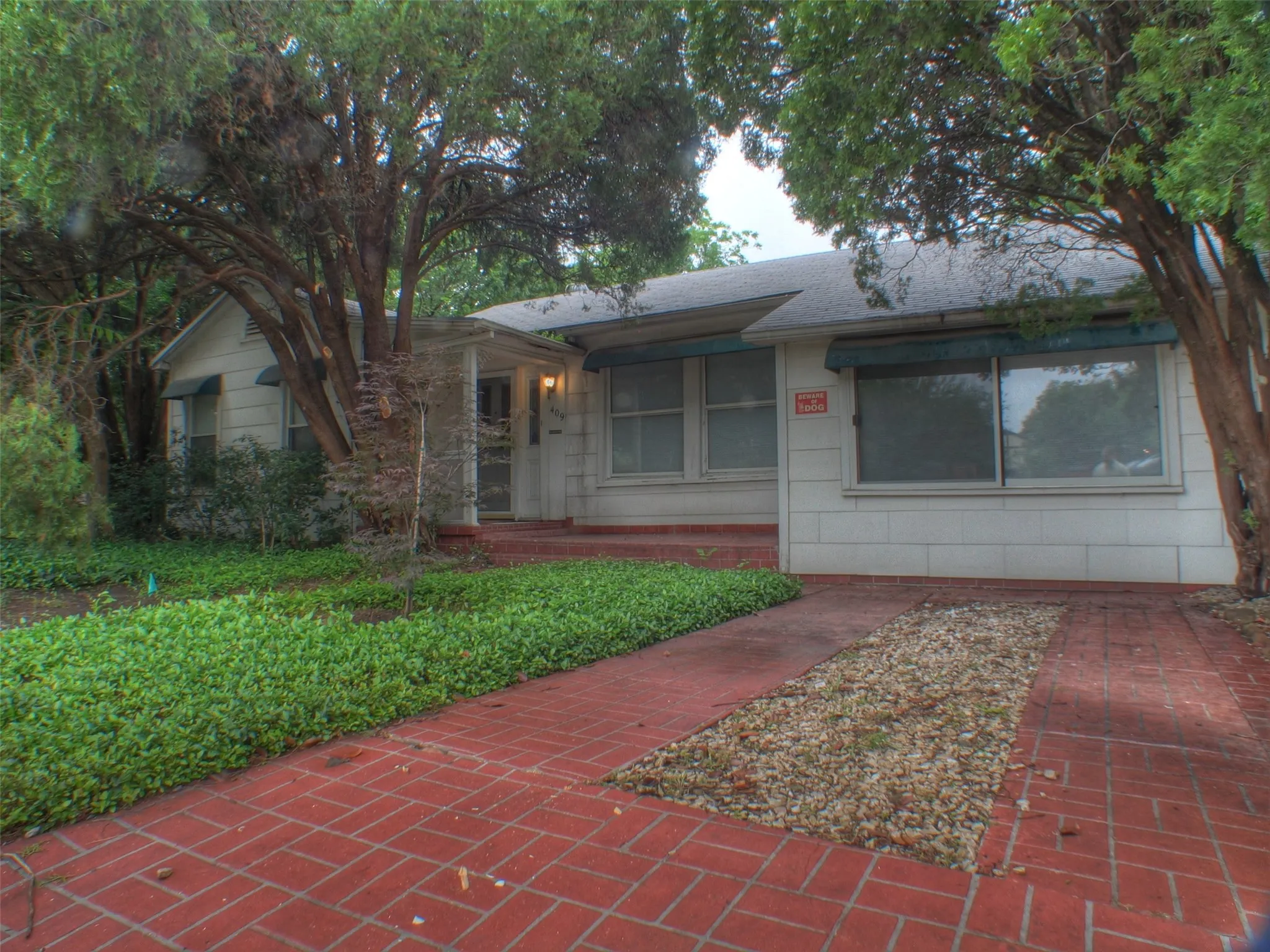 Single Family Residence For Rent in Denton County , 409 Jagoe Street, Denton, Texas 76201, 3 Bedrooms, 2 Bathrooms, Garage spaces, 1,328 Sqft, built in 1947, Price $1,895, mls#21326644, Real Estate Agent in Denton, Homes For Rent in Denton county, Homes For Rent in Denton, Realtor in Denton Texas, Real Estate Brokerage Independent Realty Texas, Luminita Cordes Realtor
