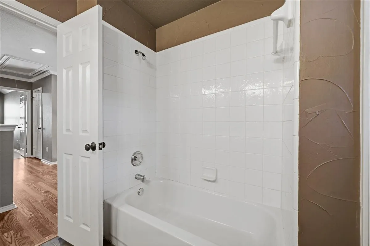 Hall bath​​‌​​​​‌​​‌‌​‌‌​​​‌‌​‌​‌​‌​​​‌​​ upstairs