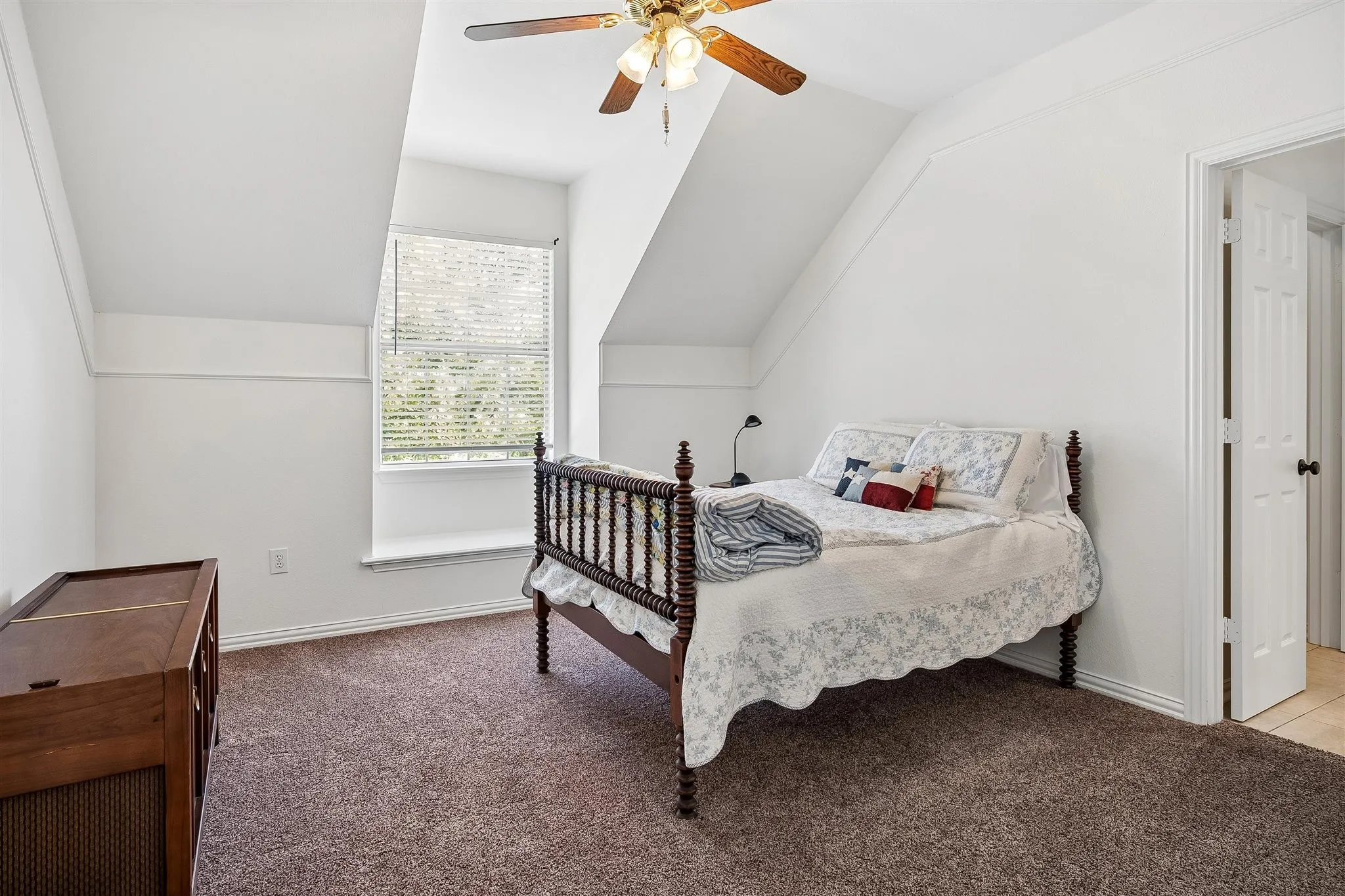 Single Family Residence For Sale in Denton County , 900 Coral Cove, Oak Point, Texas 75068, 6 Bedroom, 4 Bathroom, 3 Garage spaces, 4,816 Sqft, built in 1996, mls#21324974, Real Estate Agent in Oak Point, Homes For Sale in Denton county, Homes For Sale in Oak Point, Realtor in Oak Point Texas, Real Estate Brokerage Independent Realty Texas, Luminita Cordes Realtor