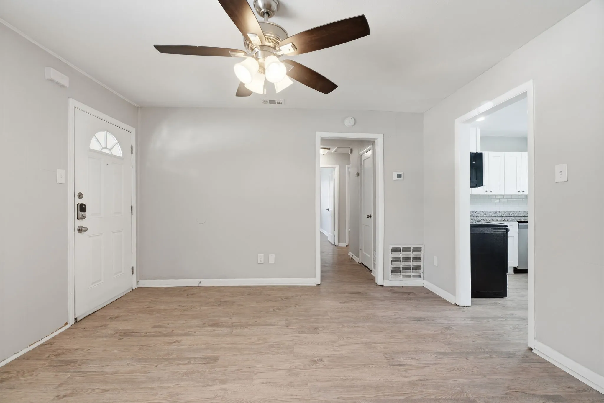 Single Family Residence For Sale in Dallas County , 4311 Scottsdale Drive, Mesquite, Texas 75150, 3 Bedroom, 1 Bathroom, 1 Garage spaces, 1,011 Sqft, built in 1956, mls#21299199, Real Estate Agent in Mesquite, Homes For Sale in Dallas county, Homes For Sale in Mesquite, Realtor in Mesquite Texas, Real Estate Brokerage Independent Realty Texas, Luminita Cordes Realtor