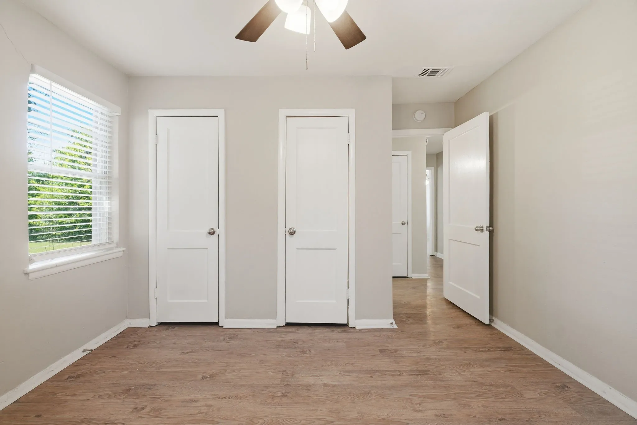 Single Family Residence For Sale in Dallas County , 4311 Scottsdale Drive, Mesquite, Texas 75150, 3 Bedroom, 1 Bathroom, 1 Garage spaces, 1,011 Sqft, built in 1956, mls#21299199, Real Estate Agent in Mesquite, Homes For Sale in Dallas county, Homes For Sale in Mesquite, Realtor in Mesquite Texas, Real Estate Brokerage Independent Realty Texas, Luminita Cordes Realtor