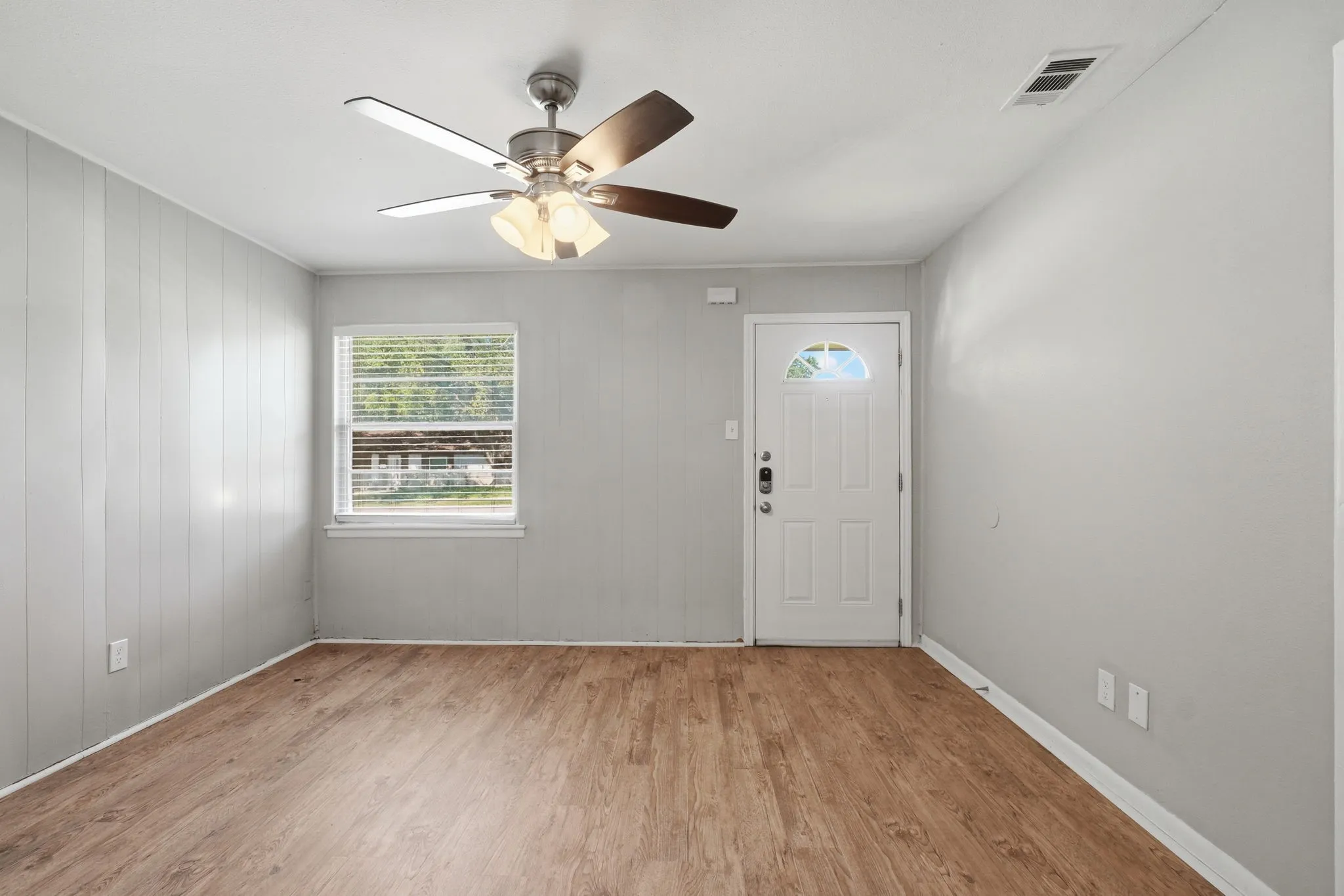 Single Family Residence For Sale in Dallas County , 4311 Scottsdale Drive, Mesquite, Texas 75150, 3 Bedroom, 1 Bathroom, 1 Garage spaces, 1,011 Sqft, built in 1956, mls#21299199, Real Estate Agent in Mesquite, Homes For Sale in Dallas county, Homes For Sale in Mesquite, Realtor in Mesquite Texas, Real Estate Brokerage Independent Realty Texas, Luminita Cordes Realtor