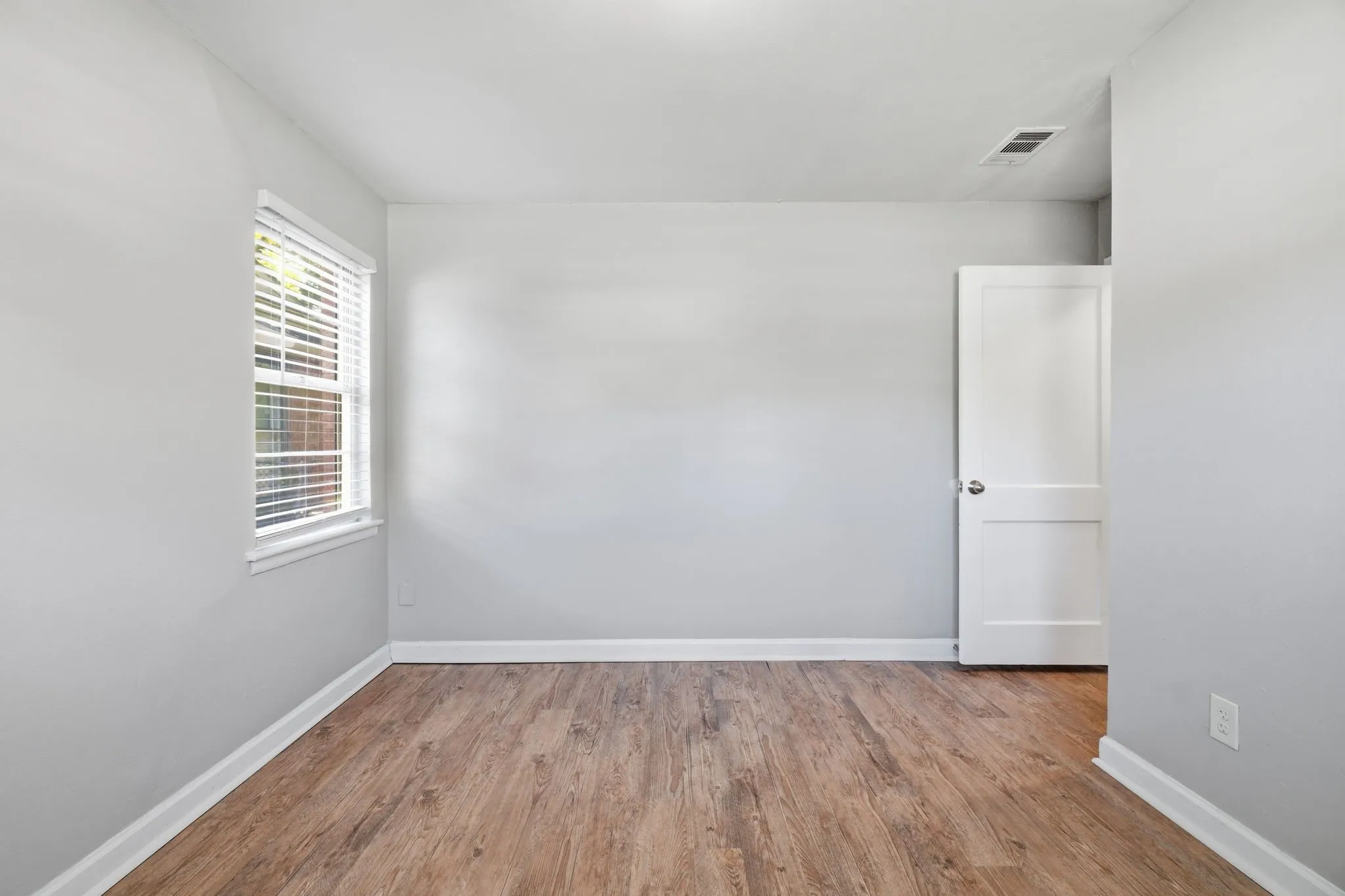 Single Family Residence For Sale in Dallas County , 4311 Scottsdale Drive, Mesquite, Texas 75150, 3 Bedroom, 1 Bathroom, 1 Garage spaces, 1,011 Sqft, built in 1956, mls#21299199, Real Estate Agent in Mesquite, Homes For Sale in Dallas county, Homes For Sale in Mesquite, Realtor in Mesquite Texas, Real Estate Brokerage Independent Realty Texas, Luminita Cordes Realtor