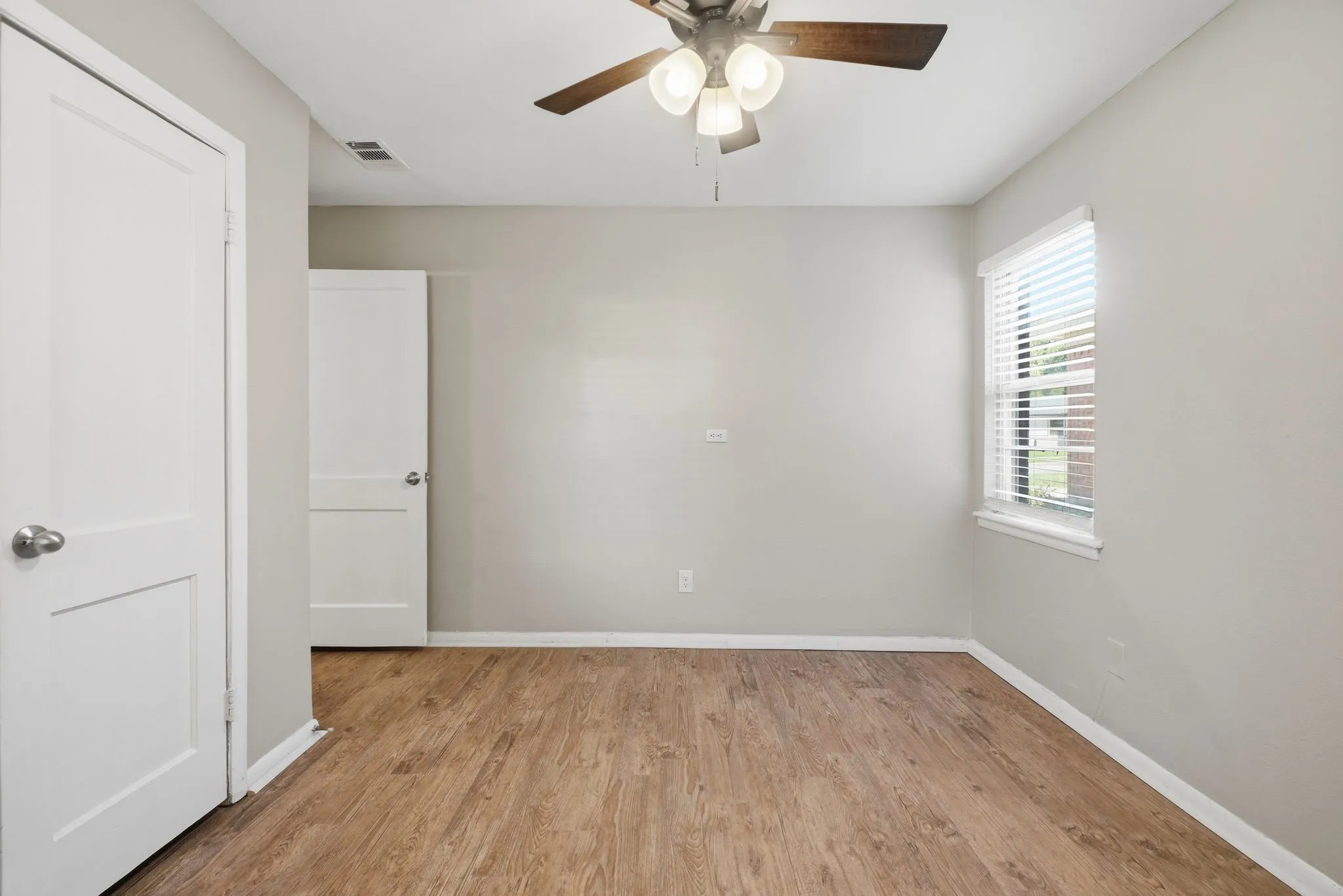 Single Family Residence For Sale in Dallas County , 4311 Scottsdale Drive, Mesquite, Texas 75150, 3 Bedroom, 1 Bathroom, 1 Garage spaces, 1,011 Sqft, built in 1956, mls#21299199, Real Estate Agent in Mesquite, Homes For Sale in Dallas county, Homes For Sale in Mesquite, Realtor in Mesquite Texas, Real Estate Brokerage Independent Realty Texas, Luminita Cordes Realtor