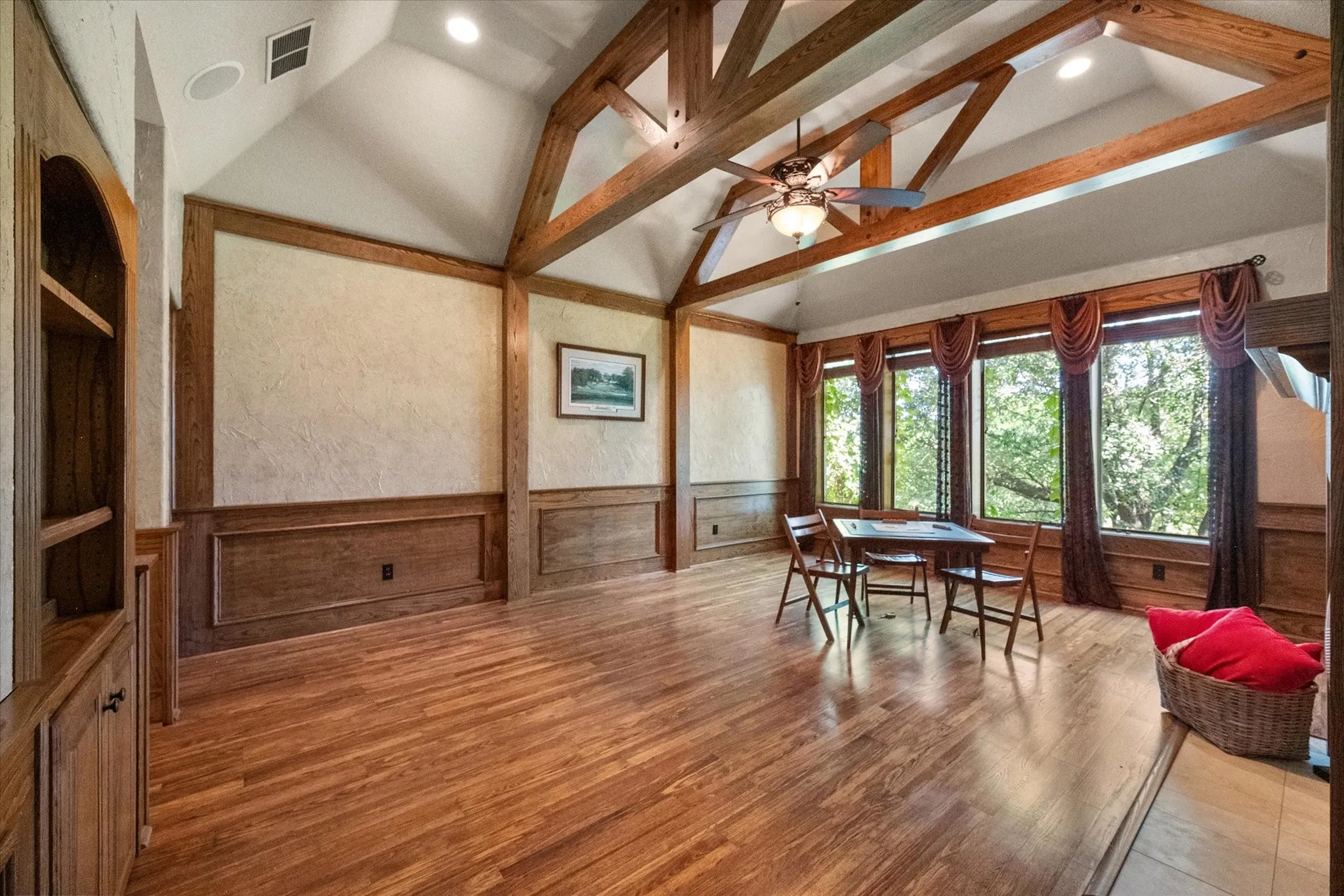 Single Family Residence For Sale in Tarrant County , 1019 Walnut Falls Circle, Mansfield, Texas 76063, 4 Bedroom, 5 Bathroom, 2 Garage spaces, 4,571 Sqft, built in 2000, mls#21325077, Real Estate Agent in Mansfield, Homes For Sale in Tarrant county, Homes For Sale in Mansfield, Realtor in Mansfield Texas, Real Estate Brokerage Independent Realty Texas, Luminita Cordes Realtor