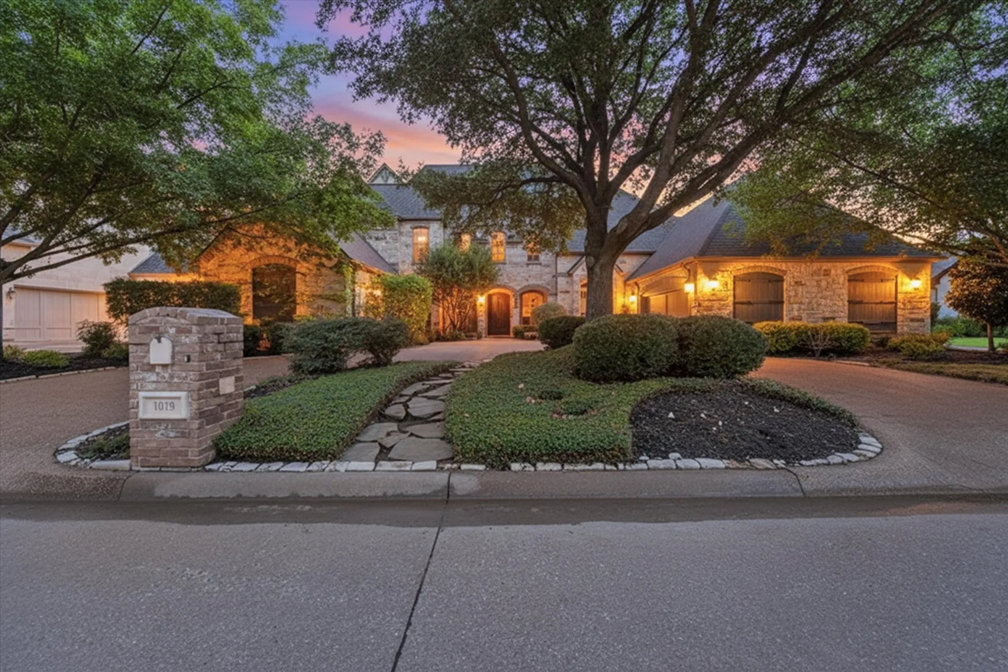 Single Family Residence For Sale in Tarrant County , 1019 Walnut Falls Circle, Mansfield, Texas 76063, 4 Bedroom, 5 Bathroom, 2 Garage spaces, 4,571 Sqft, built in 2000, mls#21325077, Real Estate Agent in Mansfield, Homes For Sale in Tarrant county, Homes For Sale in Mansfield, Realtor in Mansfield Texas, Real Estate Brokerage Independent Realty Texas, Luminita Cordes Realtor