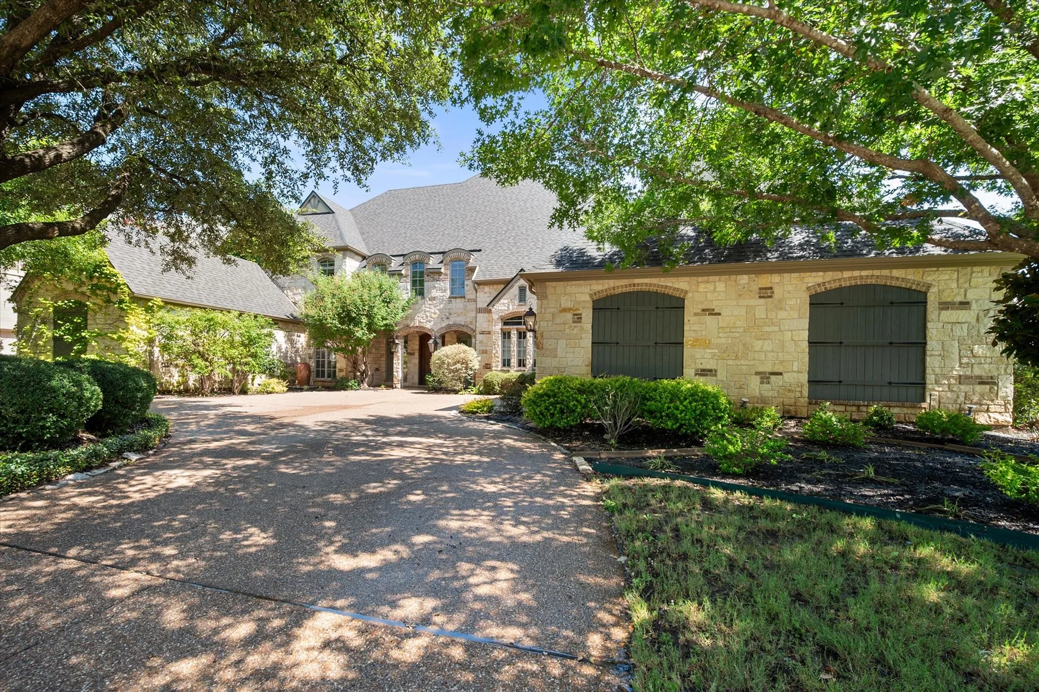 Single Family Residence For Sale in Tarrant County , 1019 Walnut Falls Circle, Mansfield, Texas 76063, 4 Bedroom, 5 Bathroom, 2 Garage spaces, 4,571 Sqft, built in 2000, mls#21325077, Real Estate Agent in Mansfield, Homes For Sale in Tarrant county, Homes For Sale in Mansfield, Realtor in Mansfield Texas, Real Estate Brokerage Independent Realty Texas, Luminita Cordes Realtor