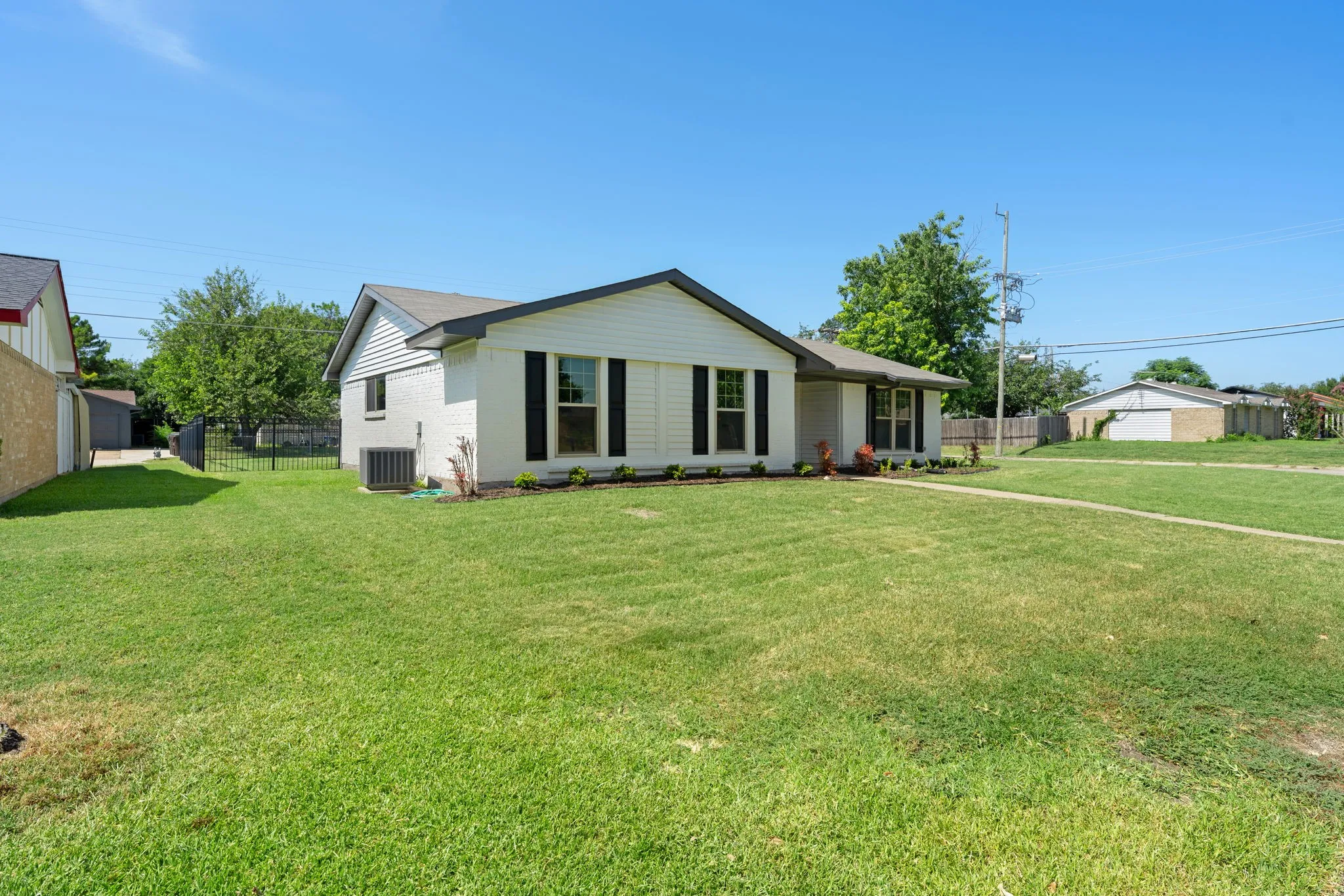 Single Family Residence For Sale in Collin County , 1700 Jasmine Lane, Plano, Texas 75074, 4 Bedroom, 2 Bathroom, Garage spaces, 1,839 Sqft, built in 1972, mls#21326282, Real Estate Agent in Plano, Homes For Sale in Collin county, Homes For Sale in Plano, Realtor in Plano Texas, Real Estate Brokerage Independent Realty Texas, Luminita Cordes Realtor